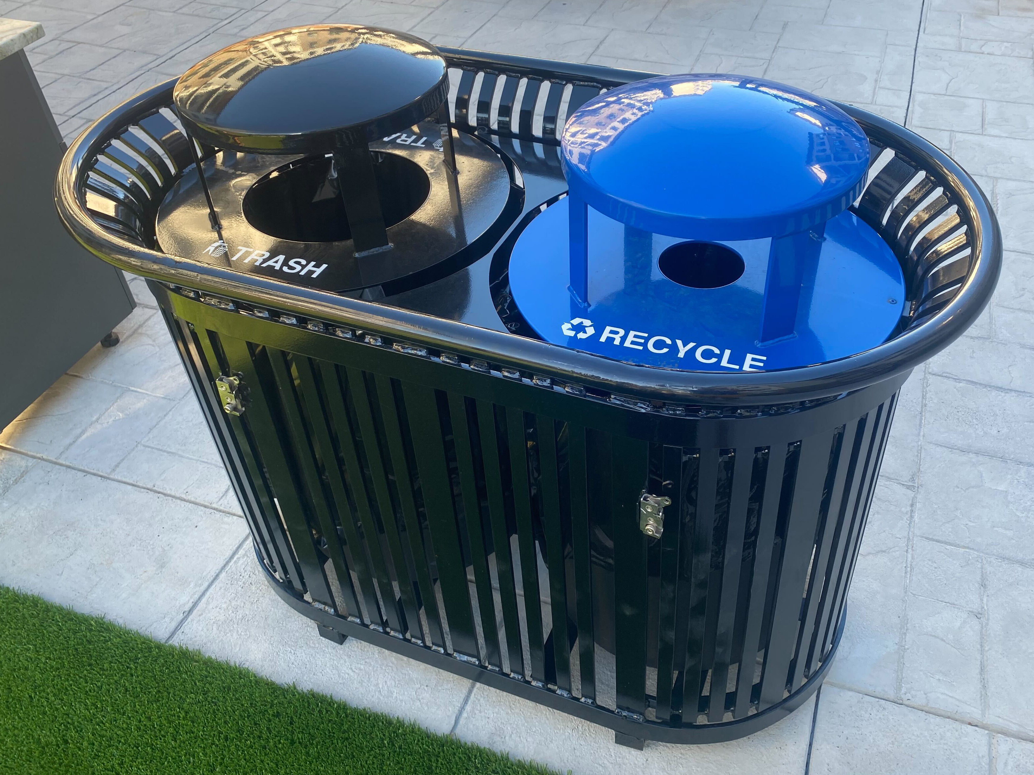 Midtown Litter Receptacle 32Gal Elevatedlid Glossblack Residential Apartment Frederickmd2