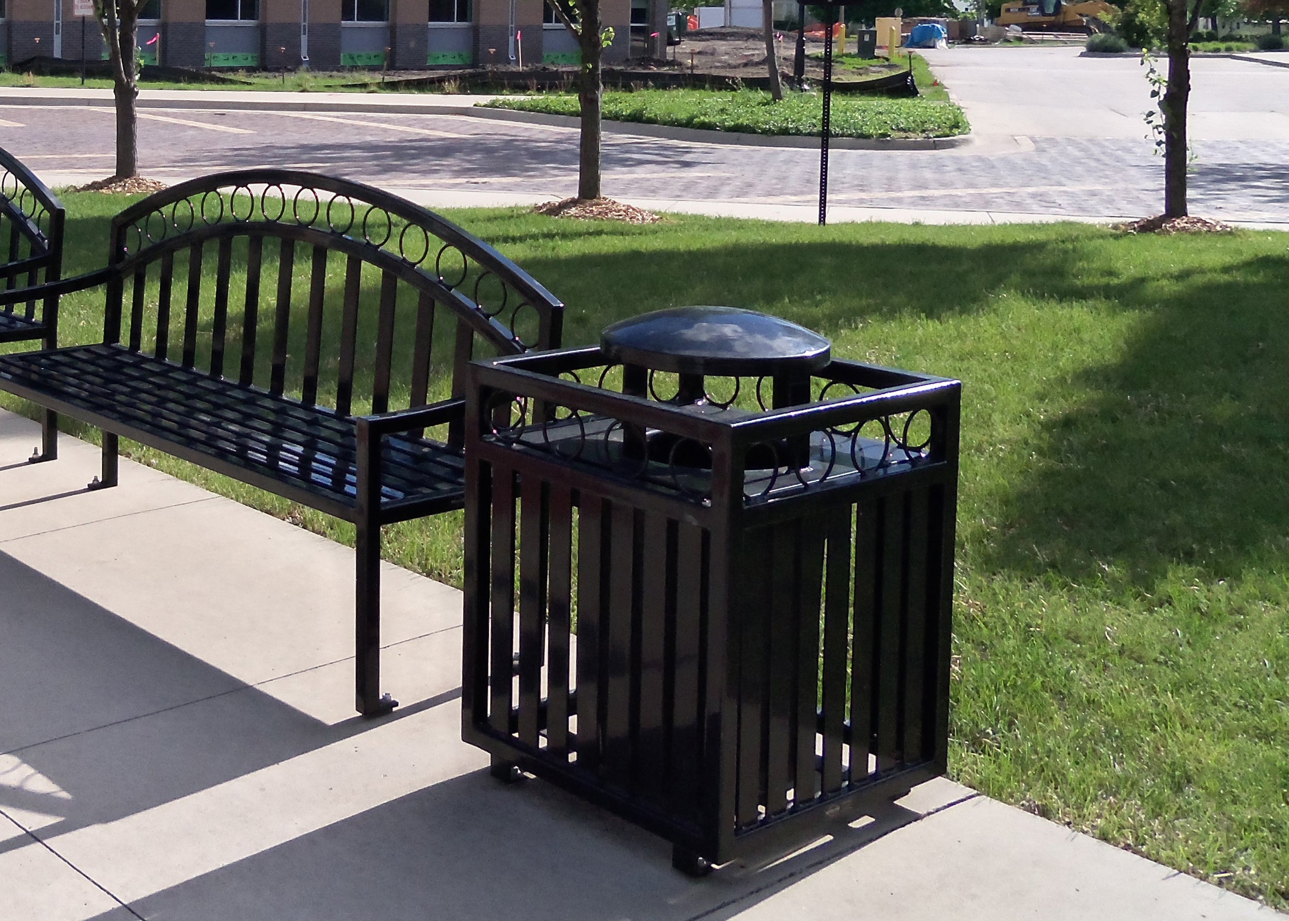 Feature Atlanta Square Litter Receptacle 32Gal Elevatedlid Glossblack Corporate Perryia
