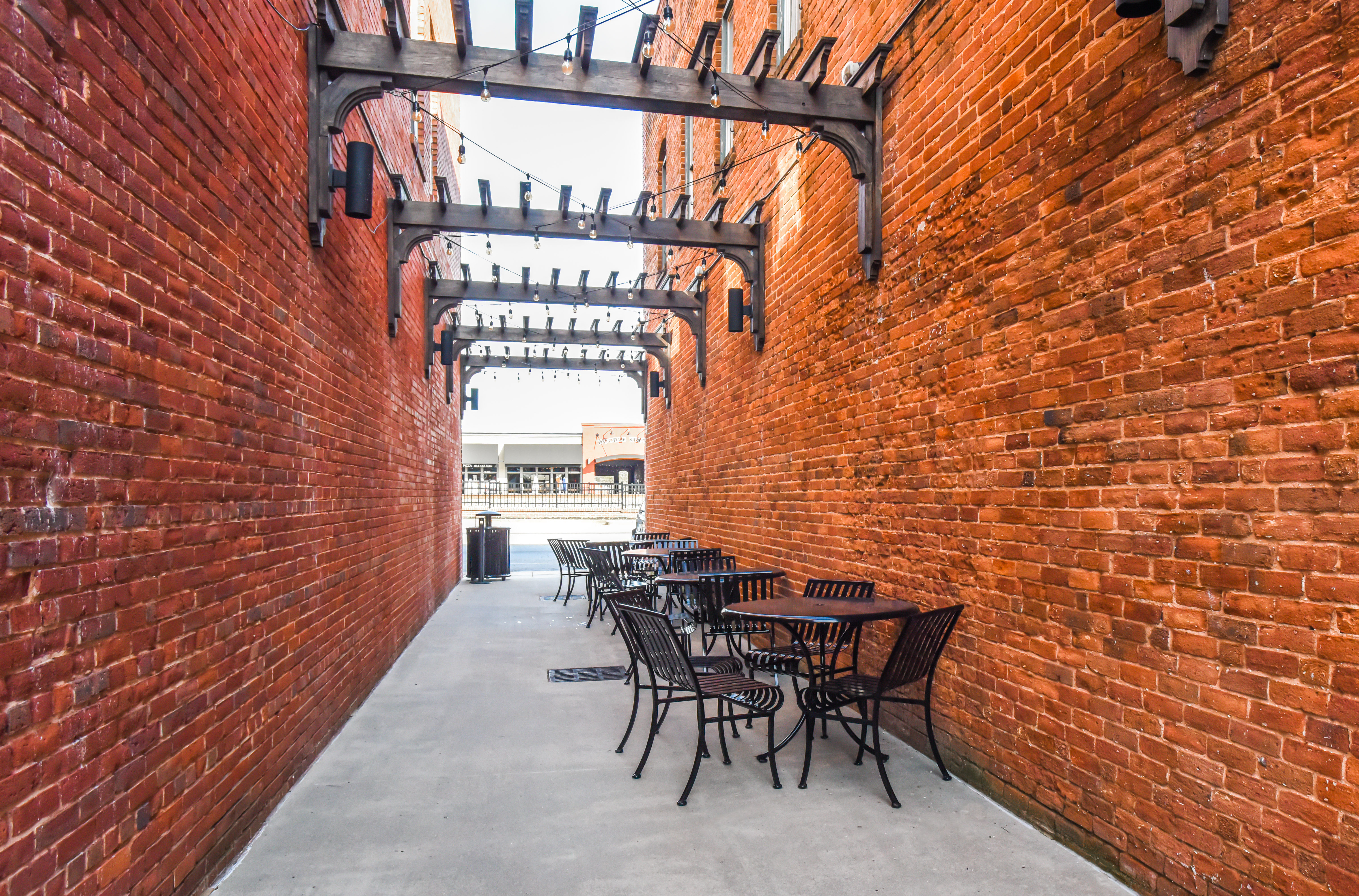 Courtyard Round Table Chairs Noarms Reading Litter Receptacle 32Gal Glossblack Municipal Streetscape Easleysc
