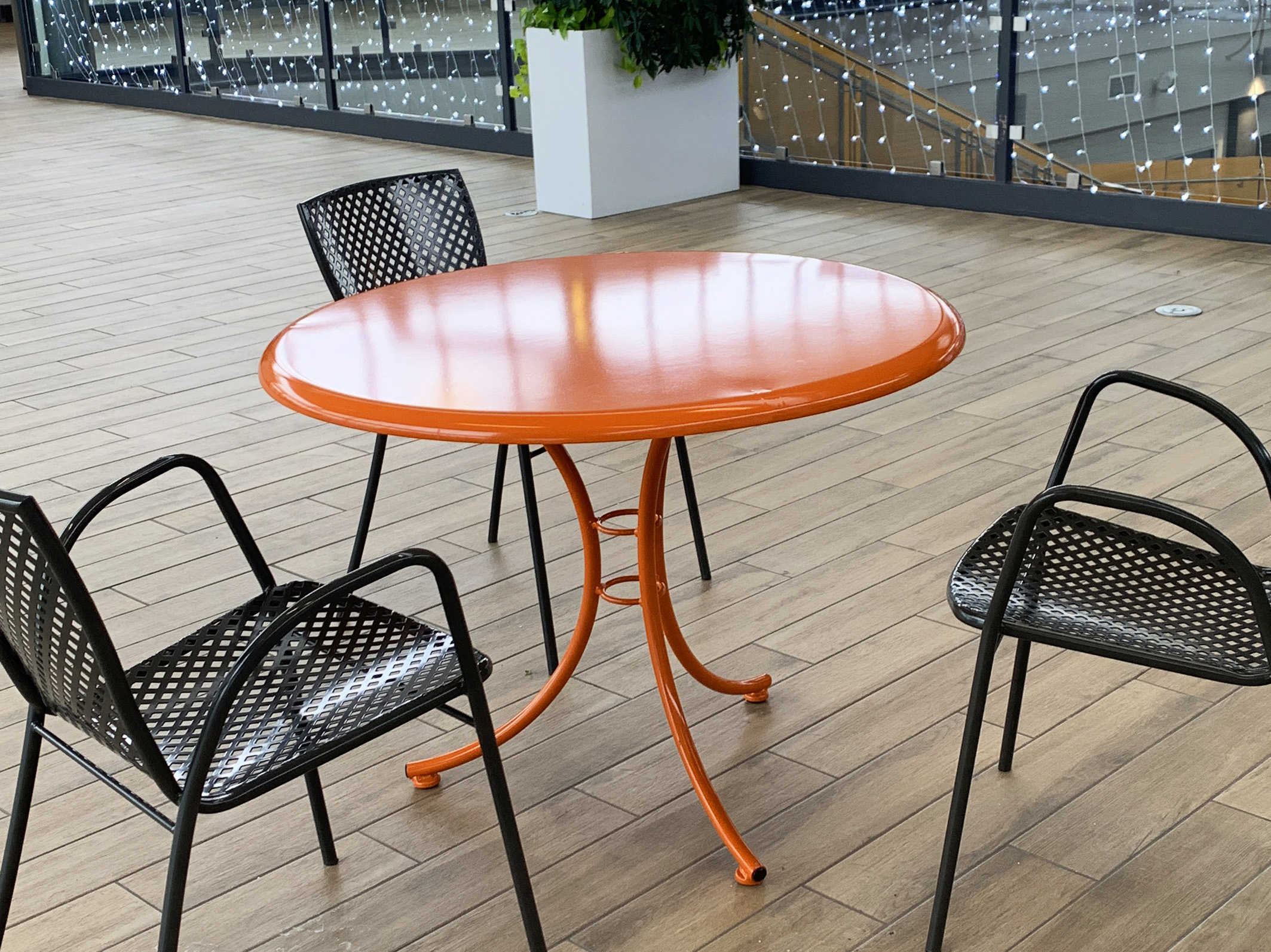 Nina Chair Glossblack Courtyard Table Orange Retail Mall Rosstwppa