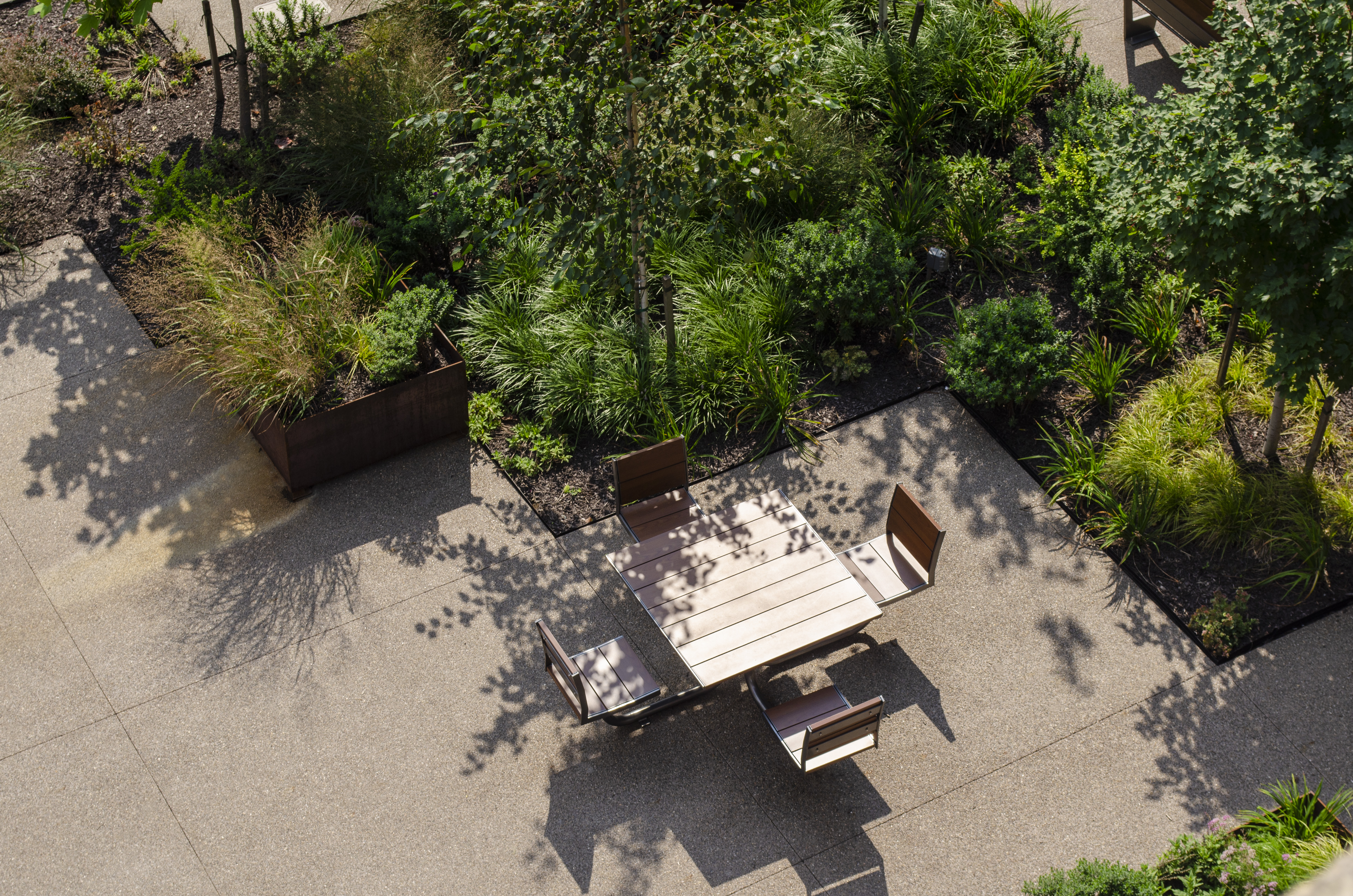 Creekview Table Chromite Woodgrainaluminum Cherryflame Landscapedesign Pittsburghpa