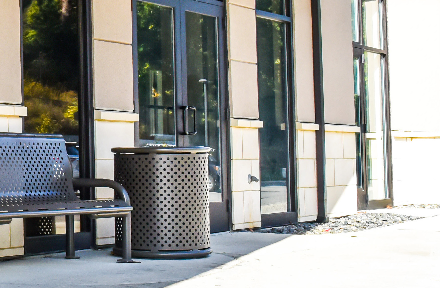 Feature Jackson Litter Receptacle 32Gal Chromite Chromite (7)