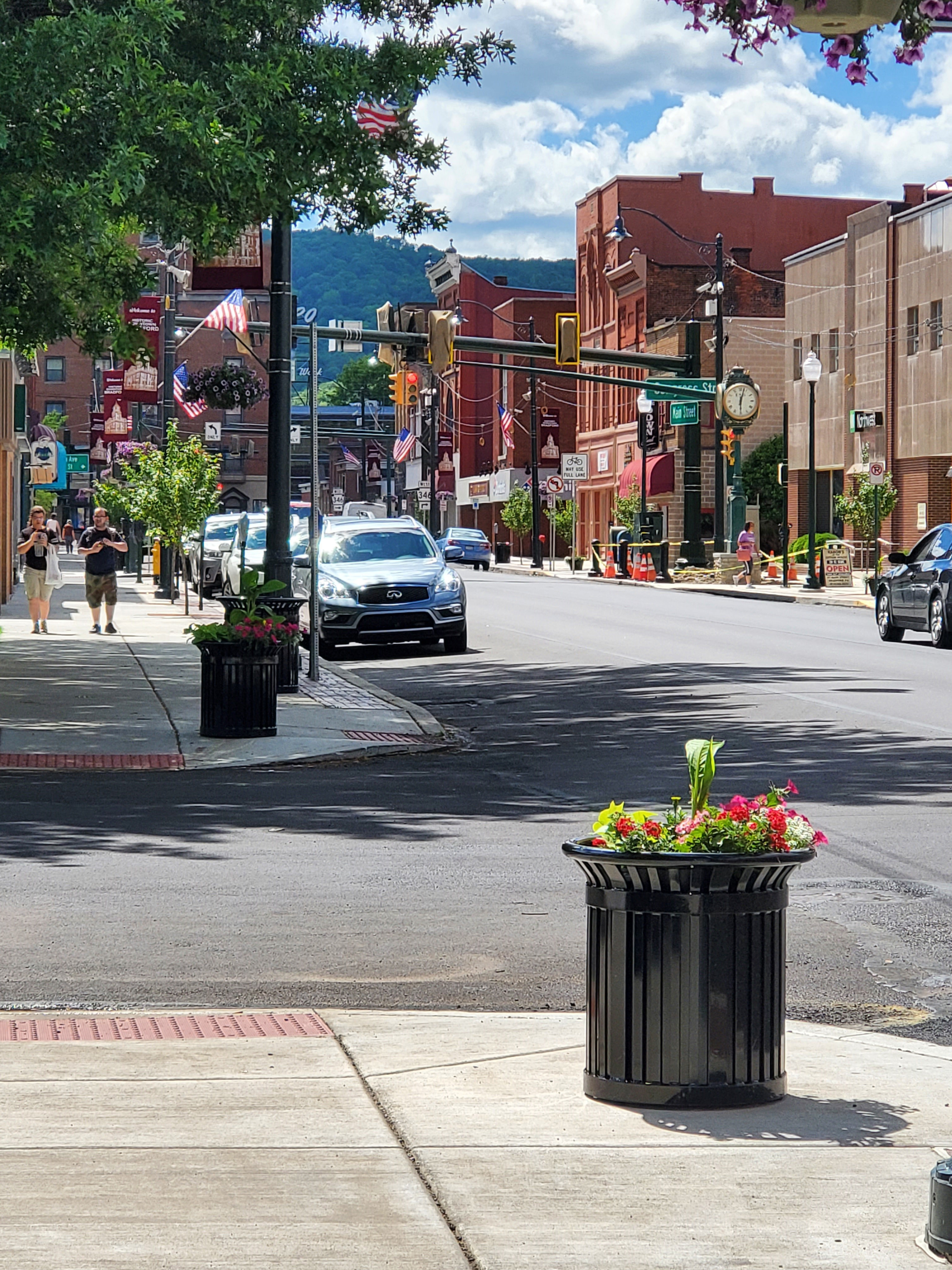 Feature Midtown Planter 32Gal Glossblack Municipal Streetscape Bradfordpa