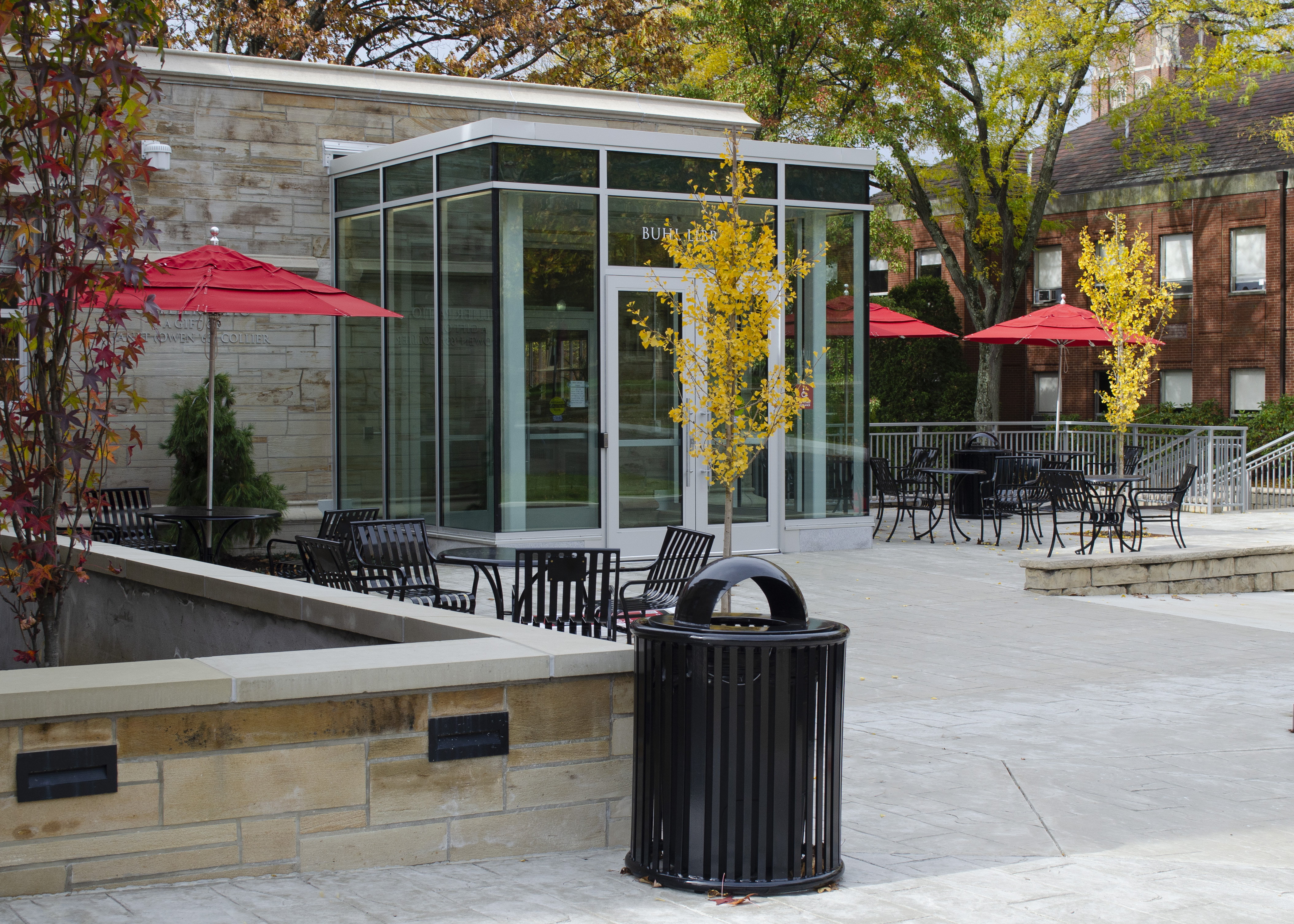Reading Litter Receptacle 32Gal Domelid Courtyard Table Glossblack Umbrella Education College Library Grovecitypa