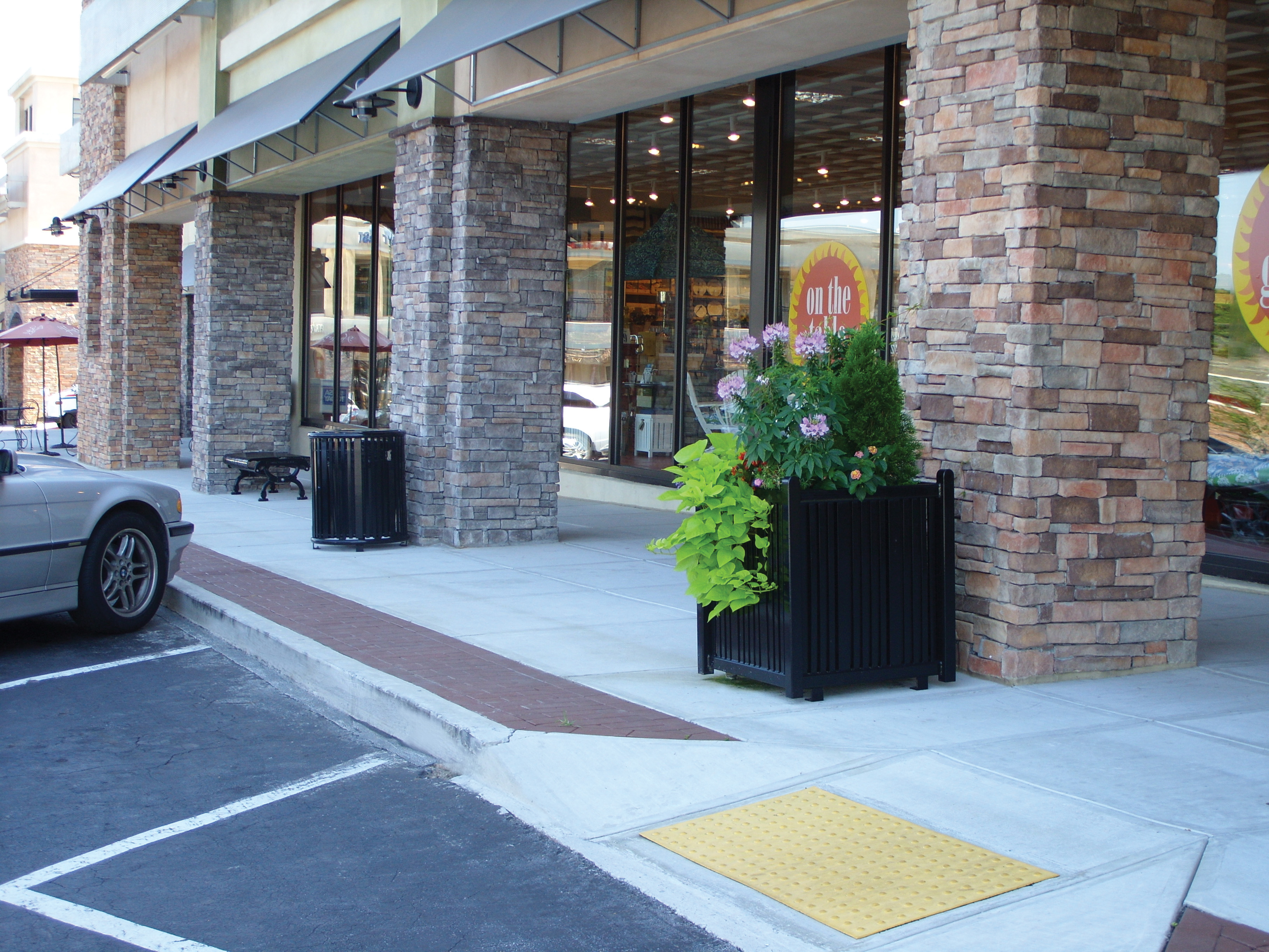 Feature Reading Square Planter 32Gal Glossblack Retail Plaza