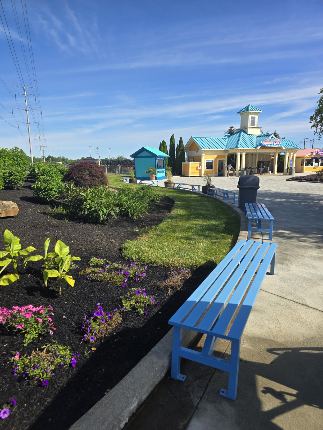 Breakwater Flat Bench Customblue RAL5024 Amusementpark Kingsisland Masonoh