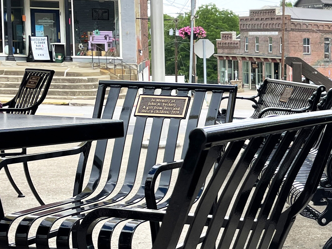 Midtown Dual Litter Recycle Receptacle 32Gal Plaque Glossblack Courtyard Table Lamplighter Bench With Back Glossblack Municipal Streetscape Mantuaoh Copy (1)