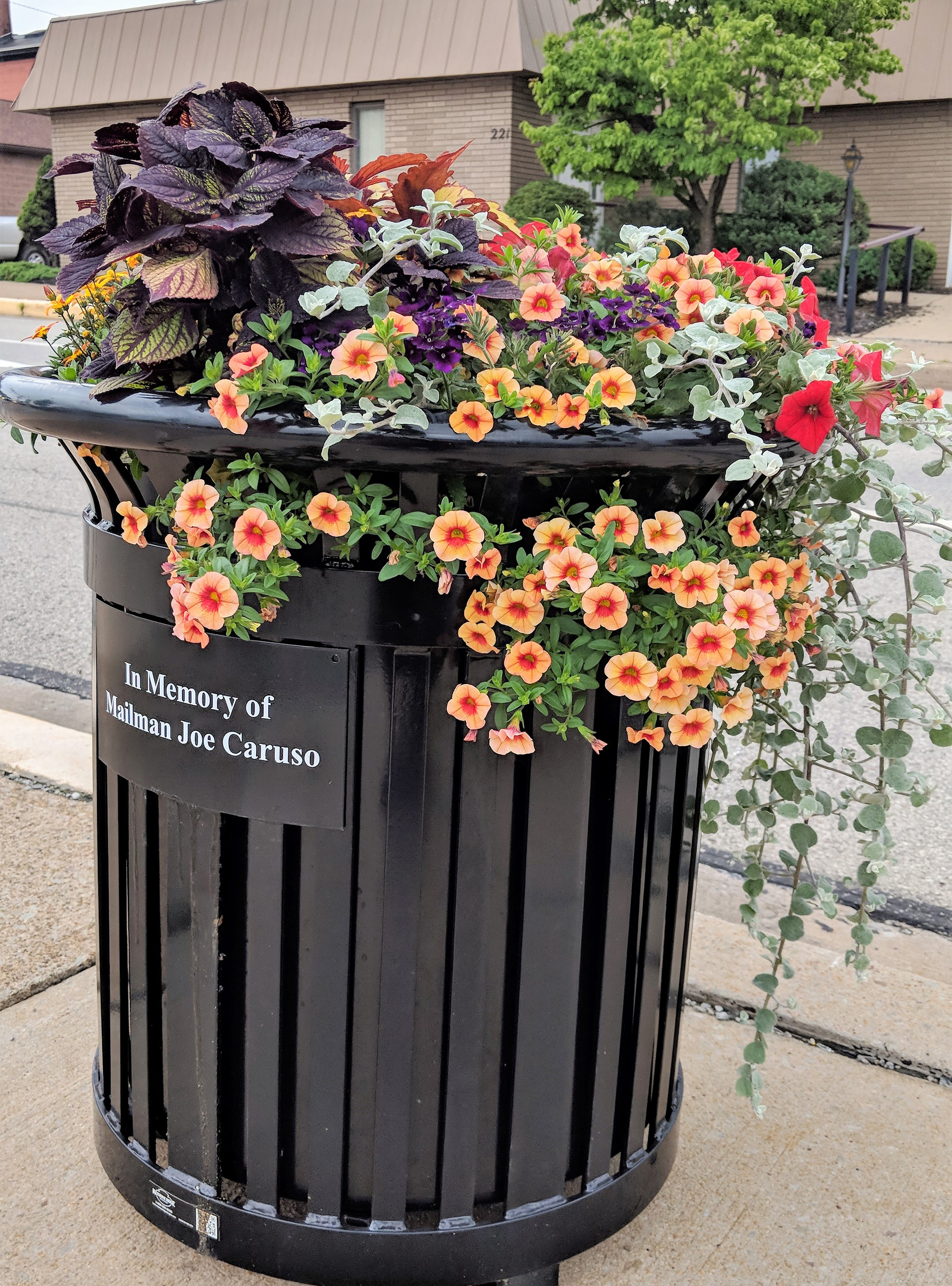Midtown Planter 32Gal Glossblack Keyshieldart Municipal Streetscape Latrobepa