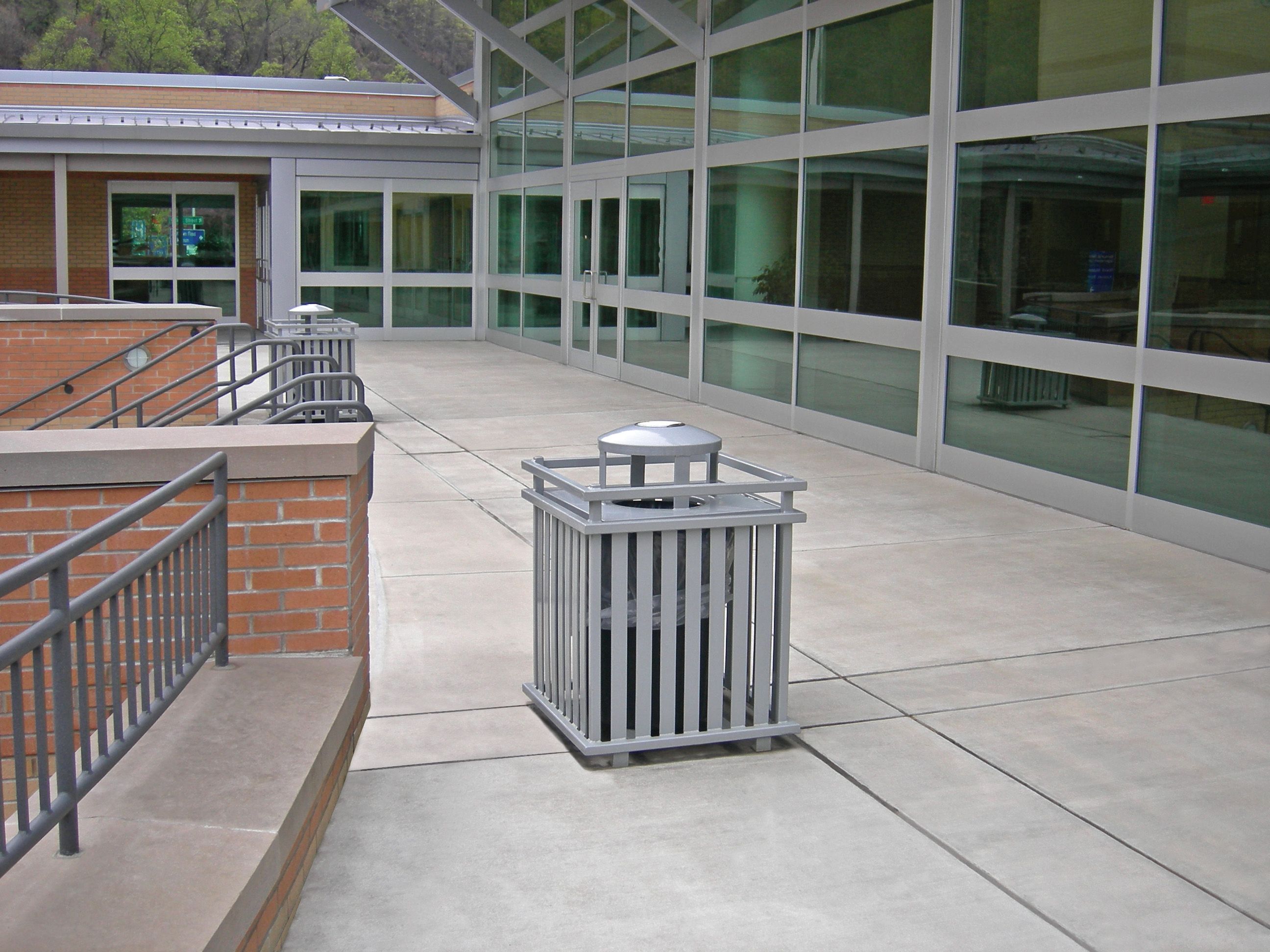Mcconnell Litter Receptacle 32Gal Sparklesilver Education