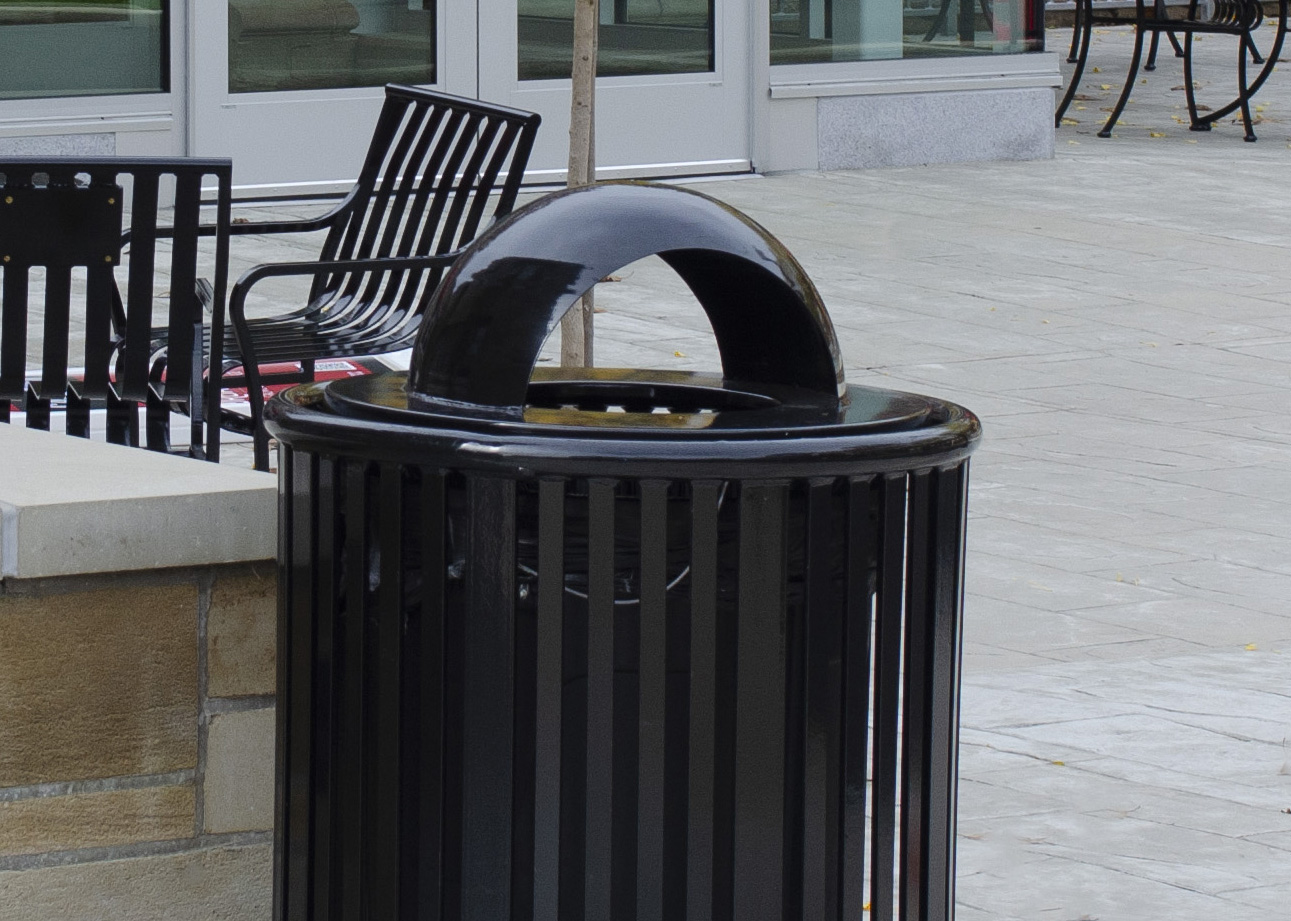 Reading Litter Receptacle 32Gal Domelid Lid Closeup