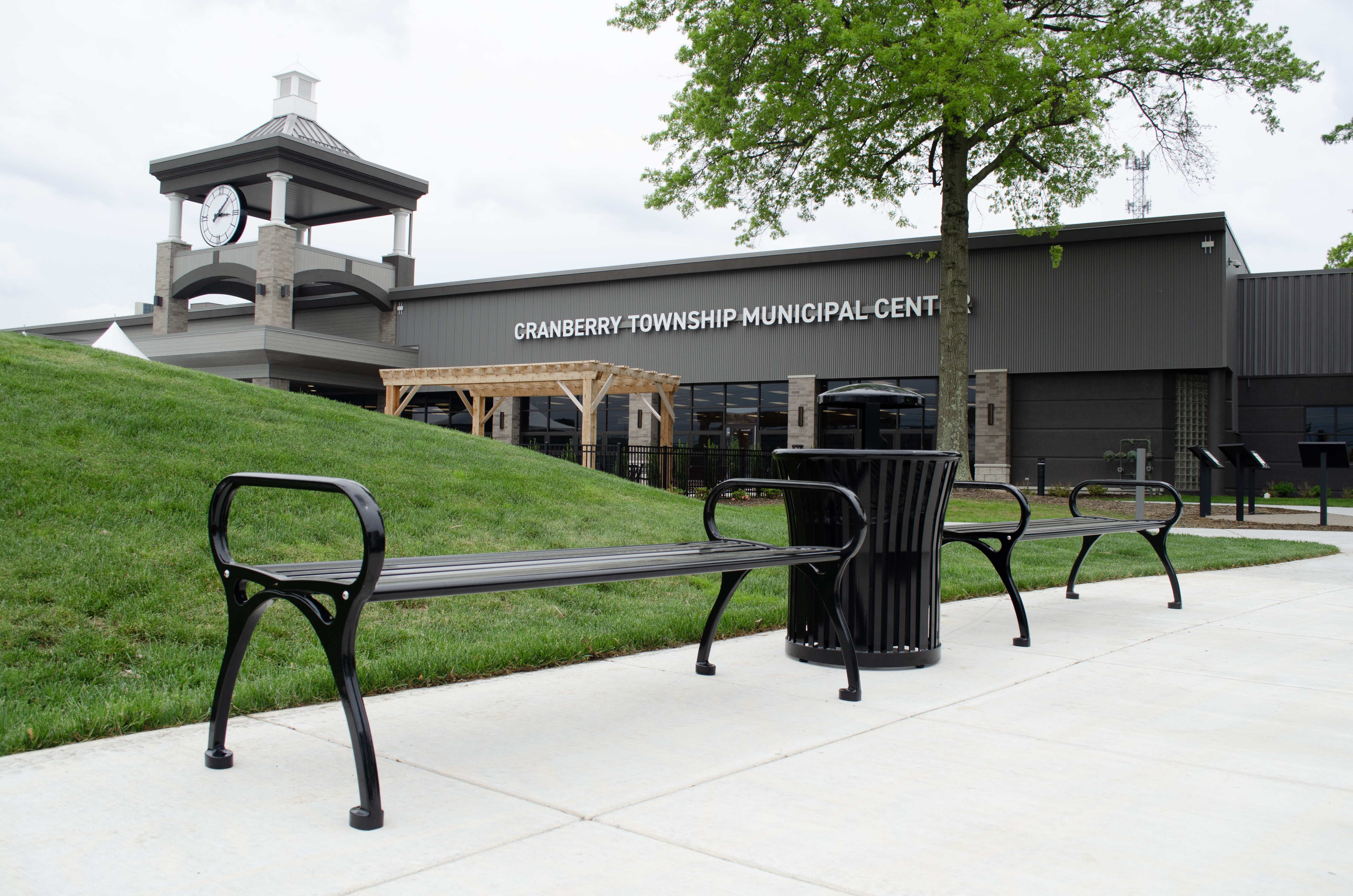 Schenley Bench Without Back 6Ft Glossblack Harmony Litter Receptacle 32Gal Elevatedlid Glossblack Municipal Communitypark Cranberrytwppa