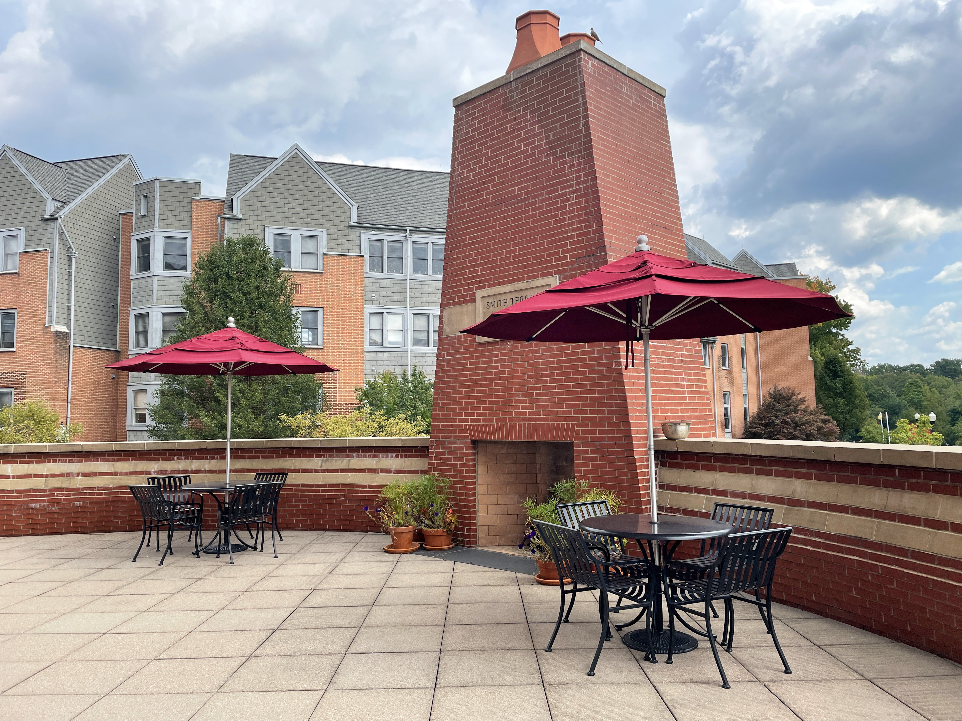 Courtyard Table Glossblack Umbrella Education Collegecampus Grovecitypa