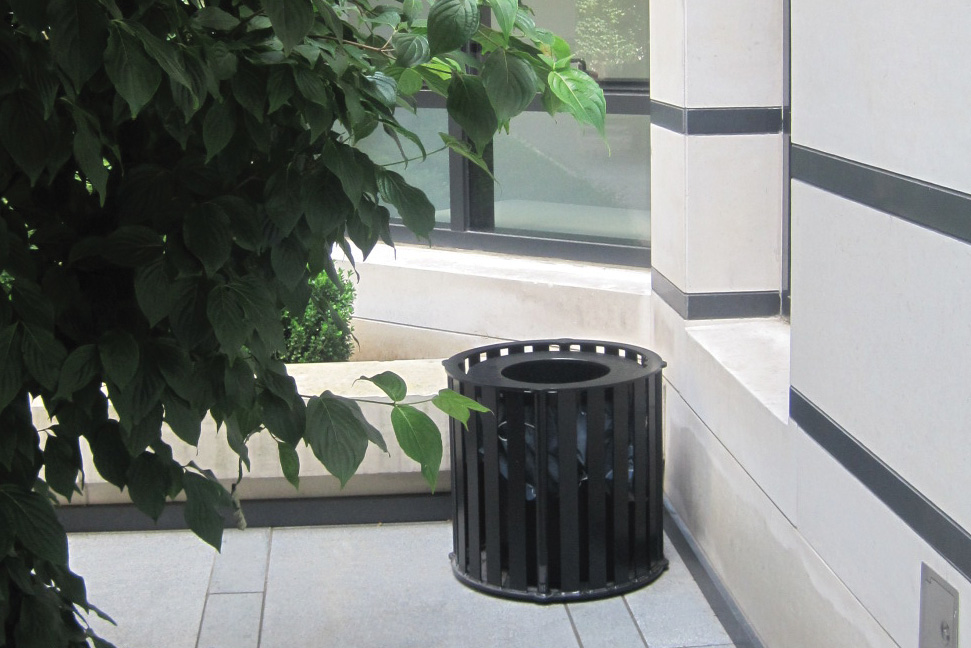 Penn Litter Receptacle 32Gal Glossblack Corporate (1)