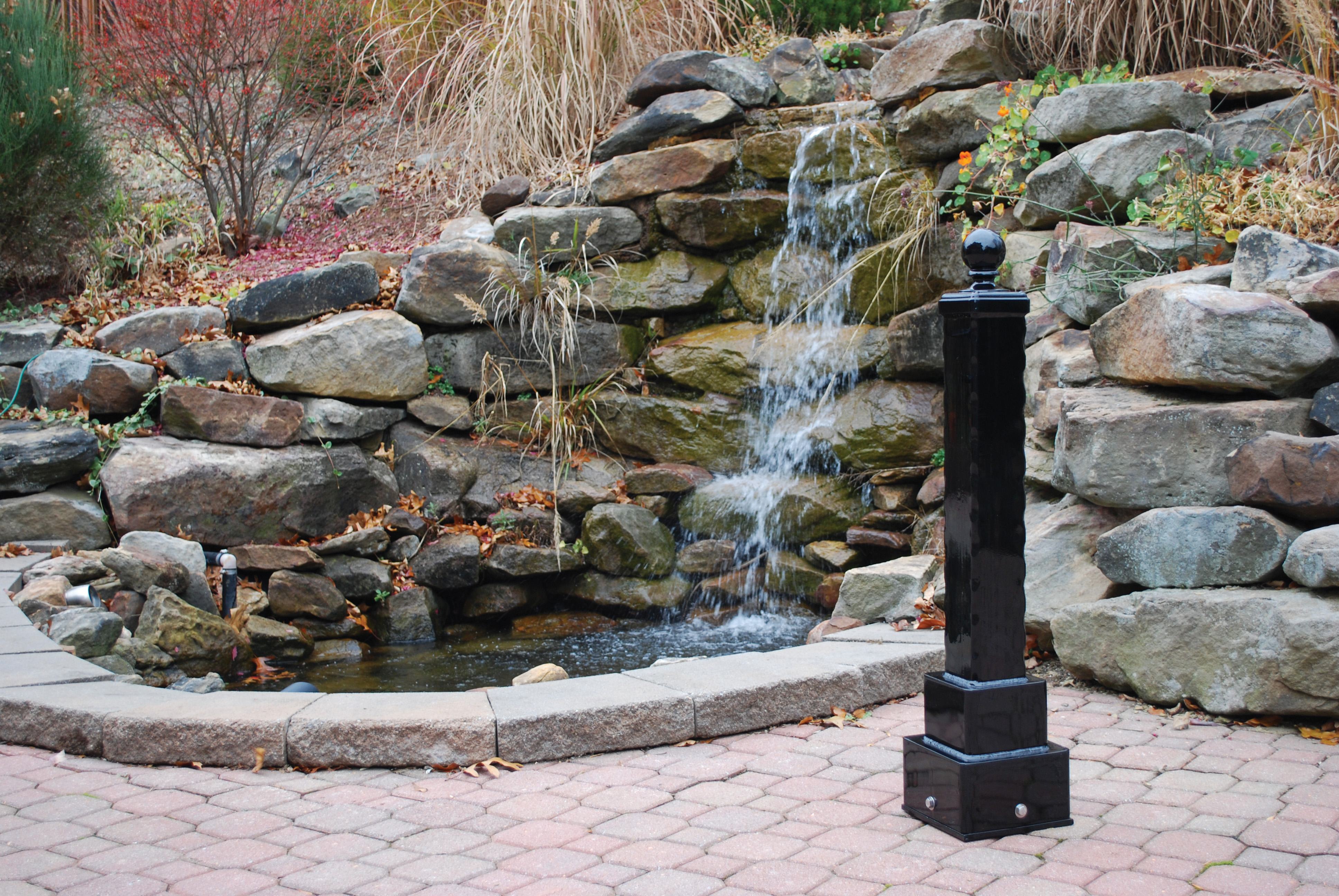 Feature Bellevue Straight Bollard Onsite
