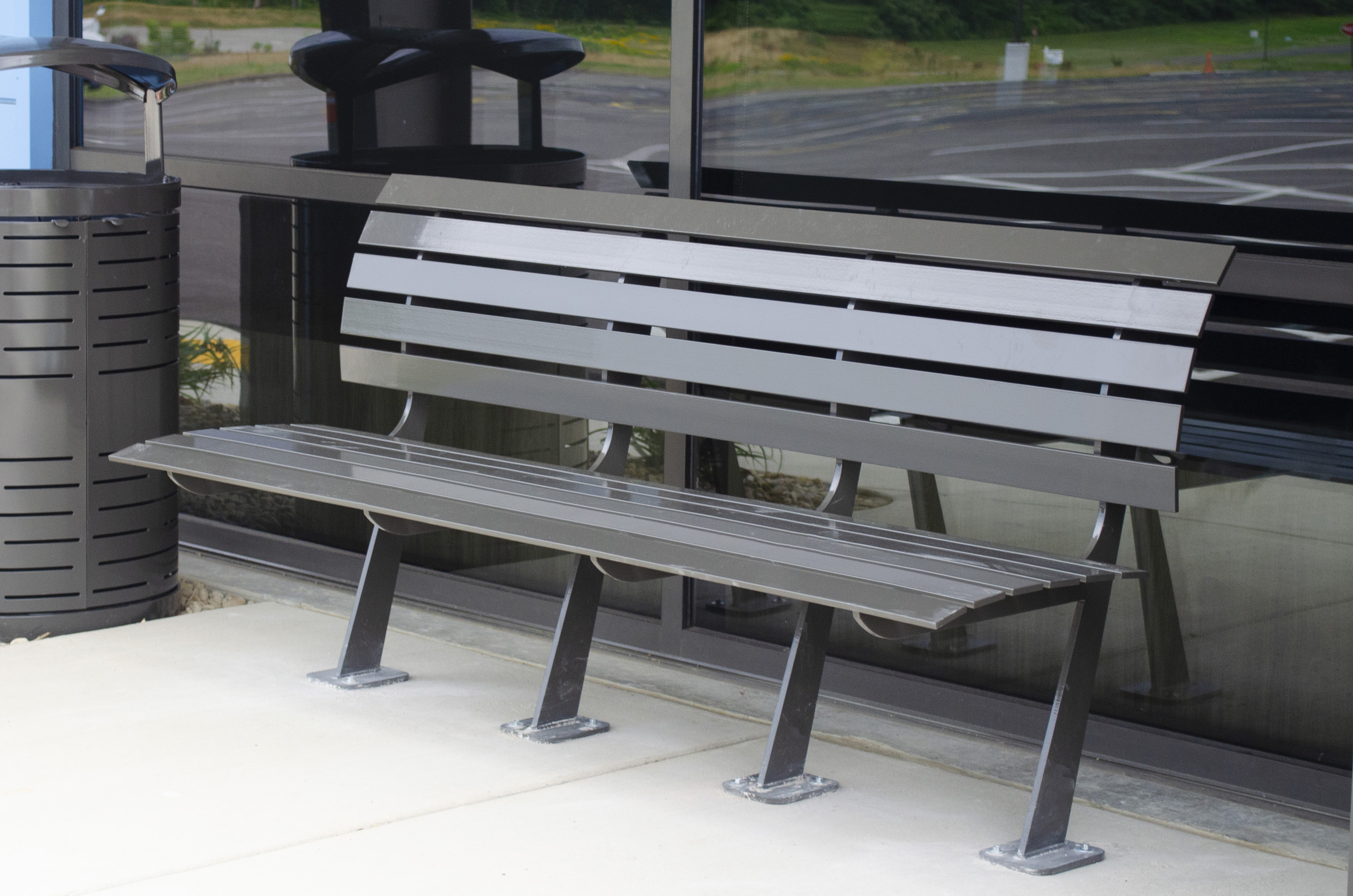 Feature Carson Bench With Back 6Ft Charcoal Everett Litter Receptacle 32Gal Charcoal Indianapa (1)