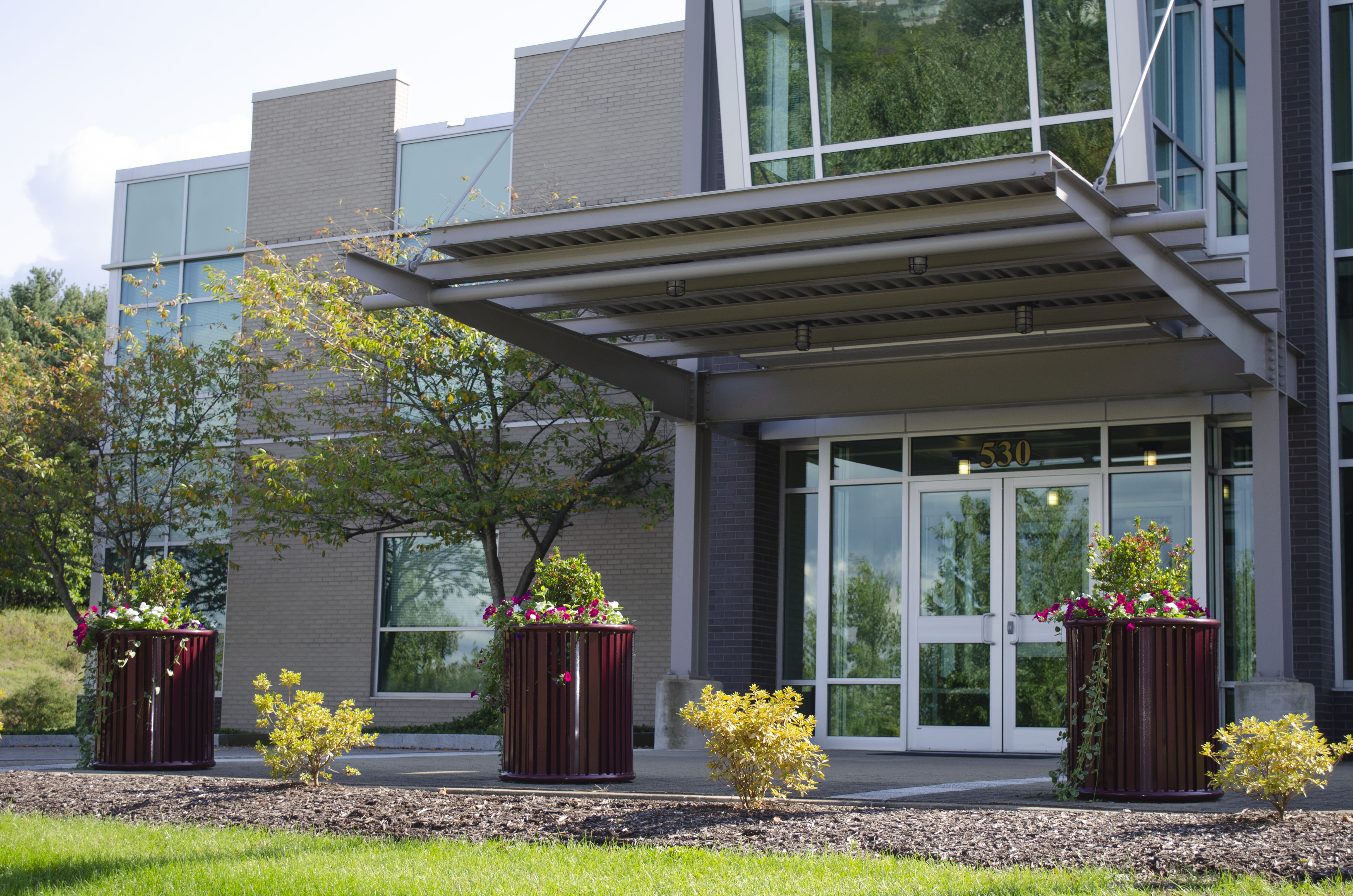 Reading Planter 32Gal Burgundy Corporate Entrance Warrendalepa (1)