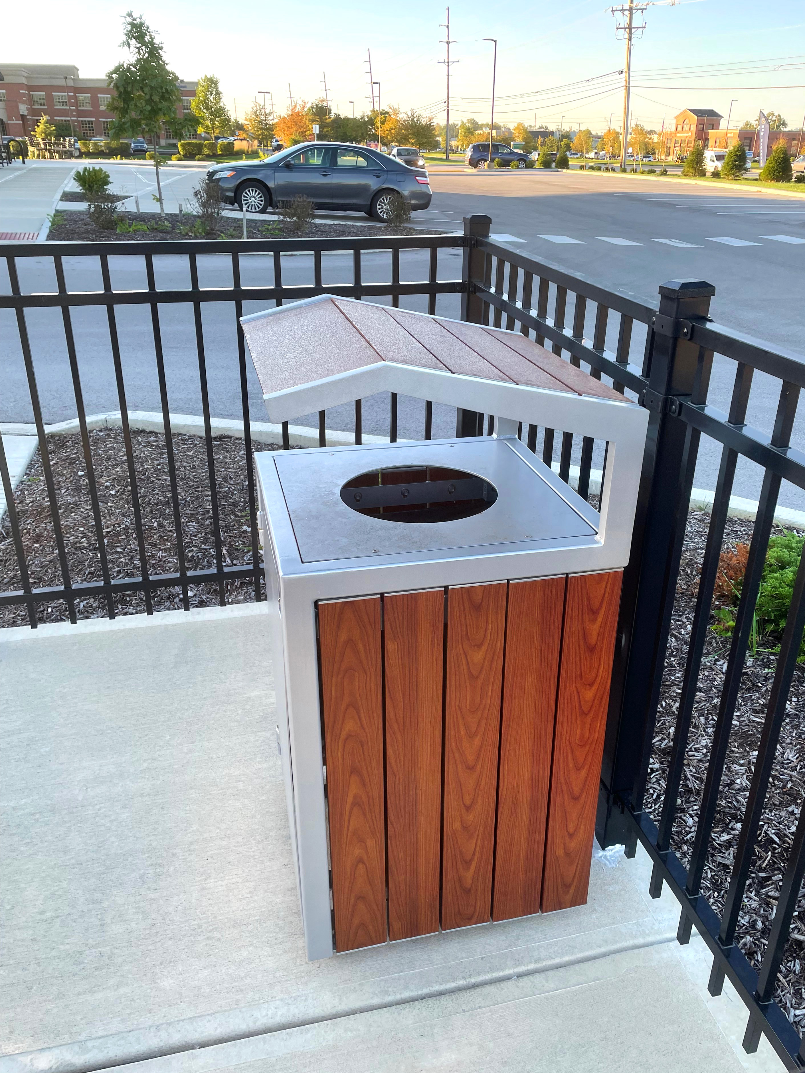 Creekview Litter Receptacle 32Gal Sparklesilver Woodgrainaluminum Cherryflame Retail Zionsvillein (3)