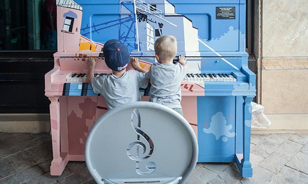 Blog Olivia Chair Kids Playing