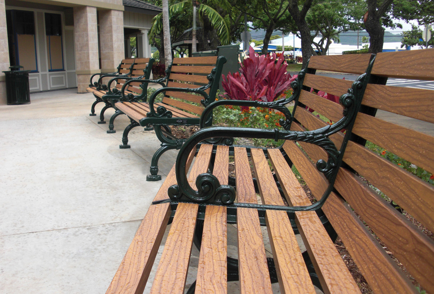 rosedale-bench-with-back-woodgrainaluminum-huntergreen-hawaii-blog6.jpg