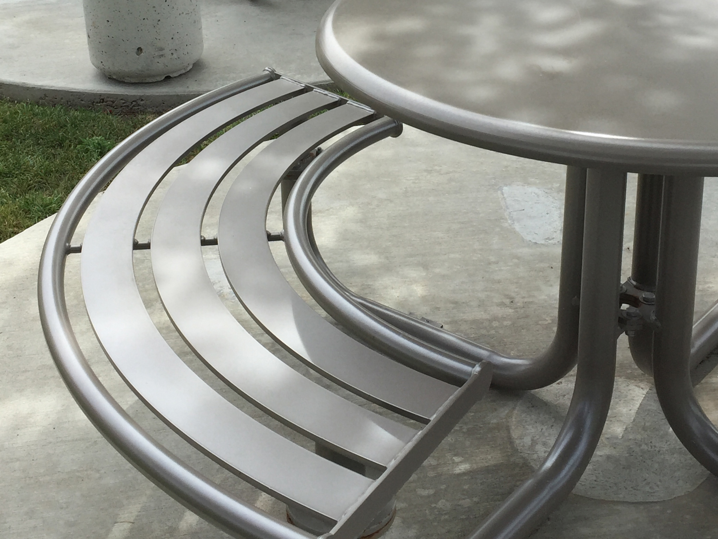 Penn Curved Table Set 40In Champagne Closeup