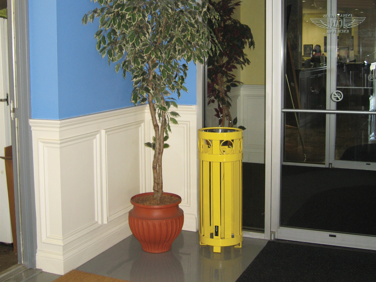 Atlanta Ash Urn Safetyyellow Buildingentrance Indianapolisin
