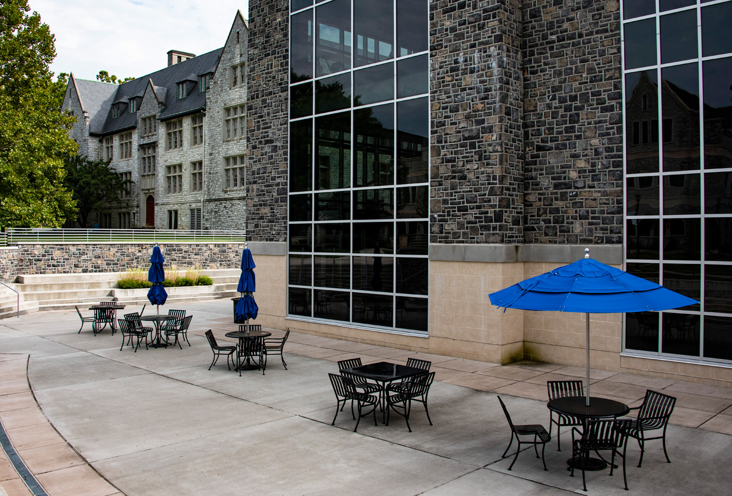 Blog1 Courtyard Round Square Table Glossblack Umbrella Education