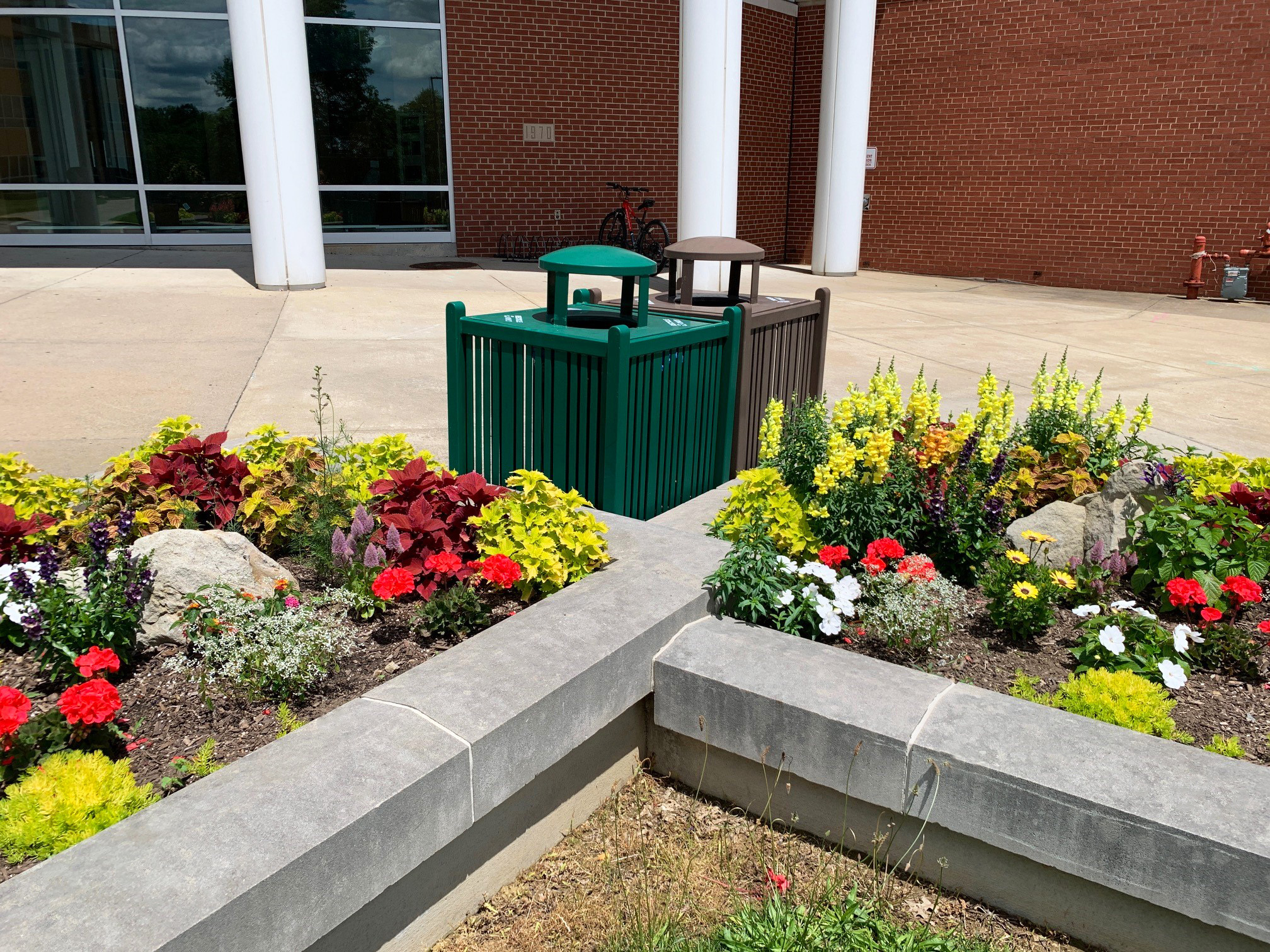 Reading Square Litter Receptacle 32Gal Elevatedlid Huntergreen Bronze Education College Slipperyrockpa