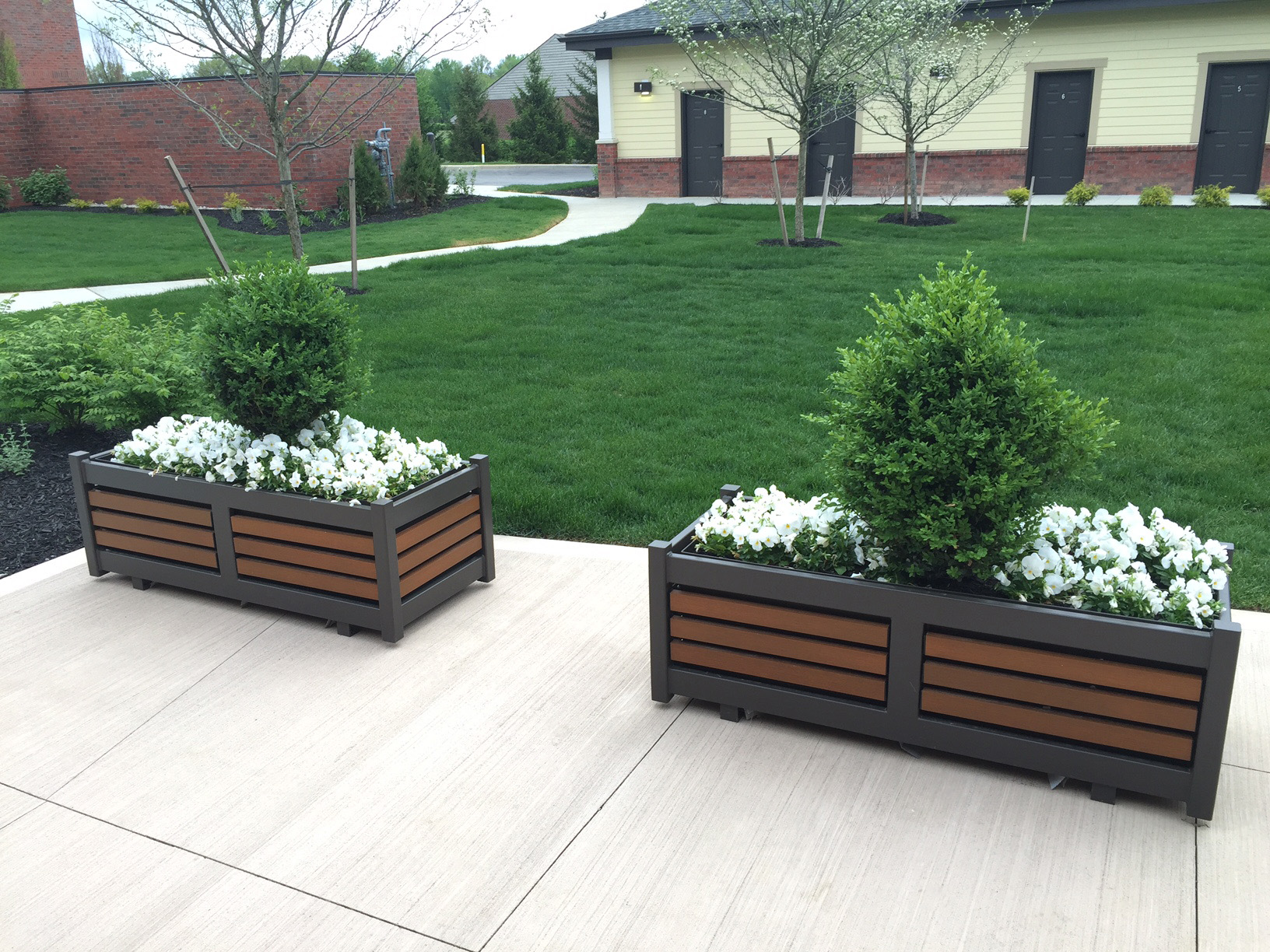 Plaza Planter Bronze Woodgrainaluminum Cherryflame Corporate Courtyard Denverco