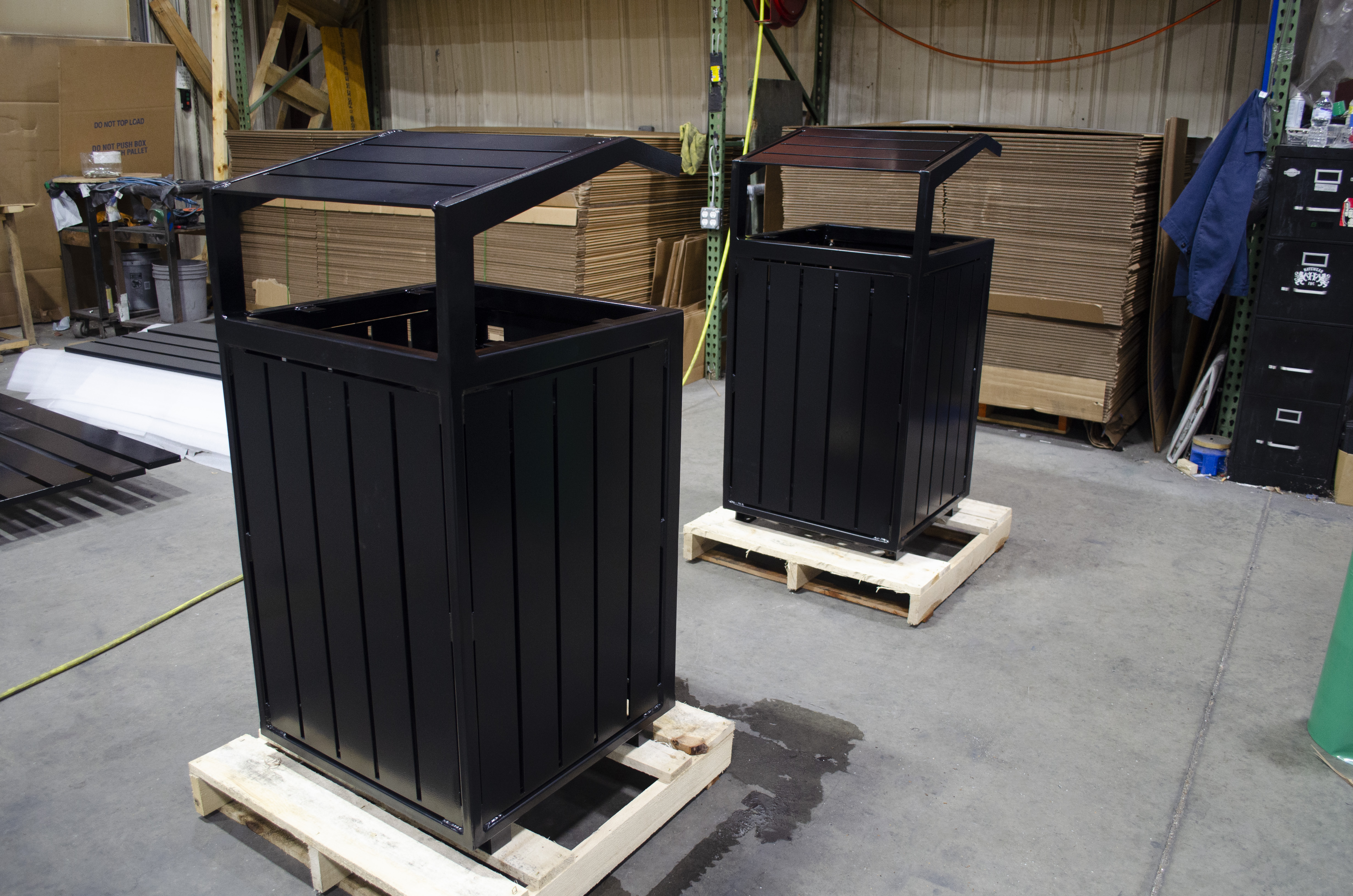 Creekivew Litter Receptacle 32Gal Steel Glossblack Production