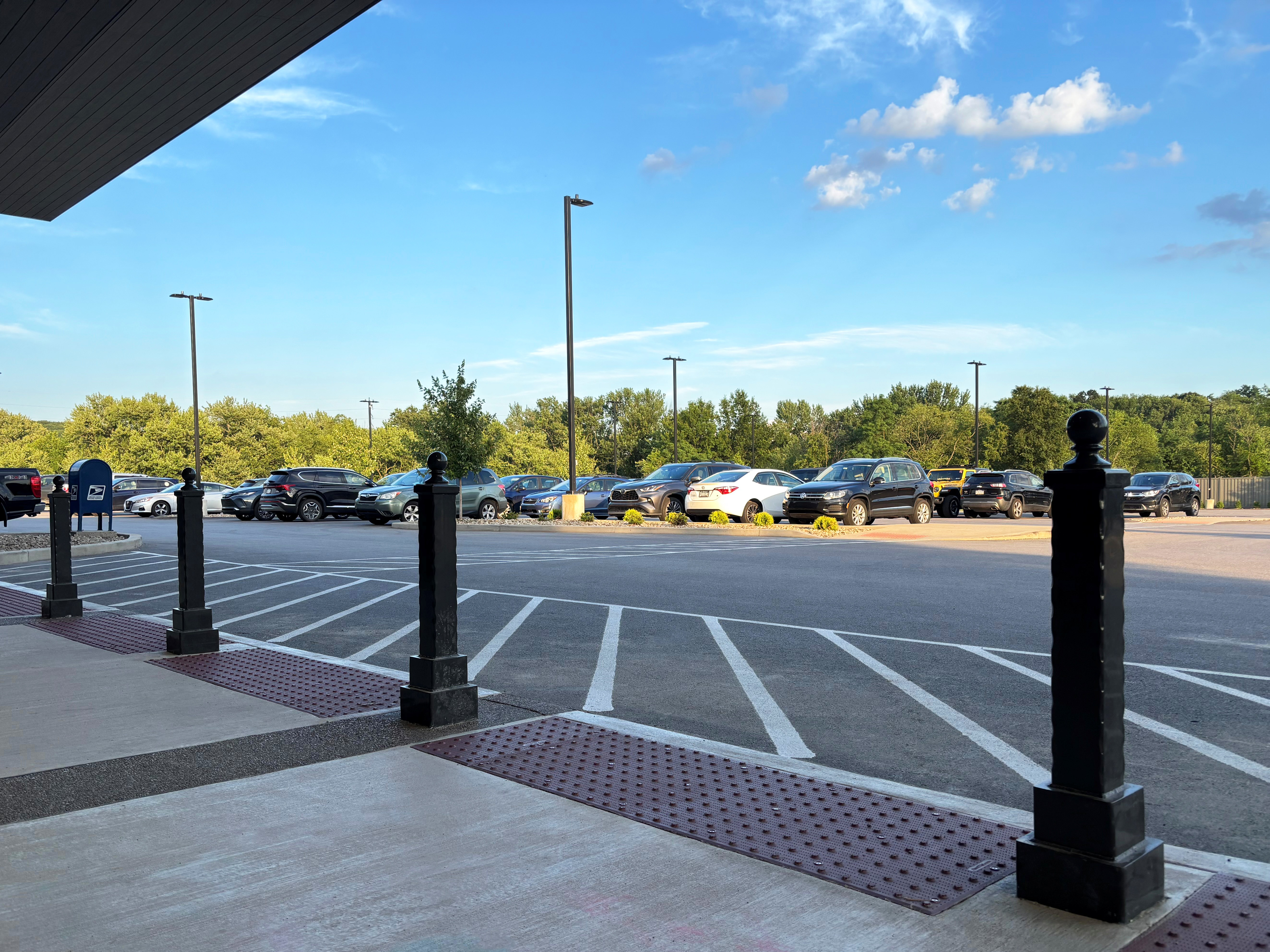 Feature Bellevue Straight Bollard Glossblack Municipal Center Cranberrytwppa