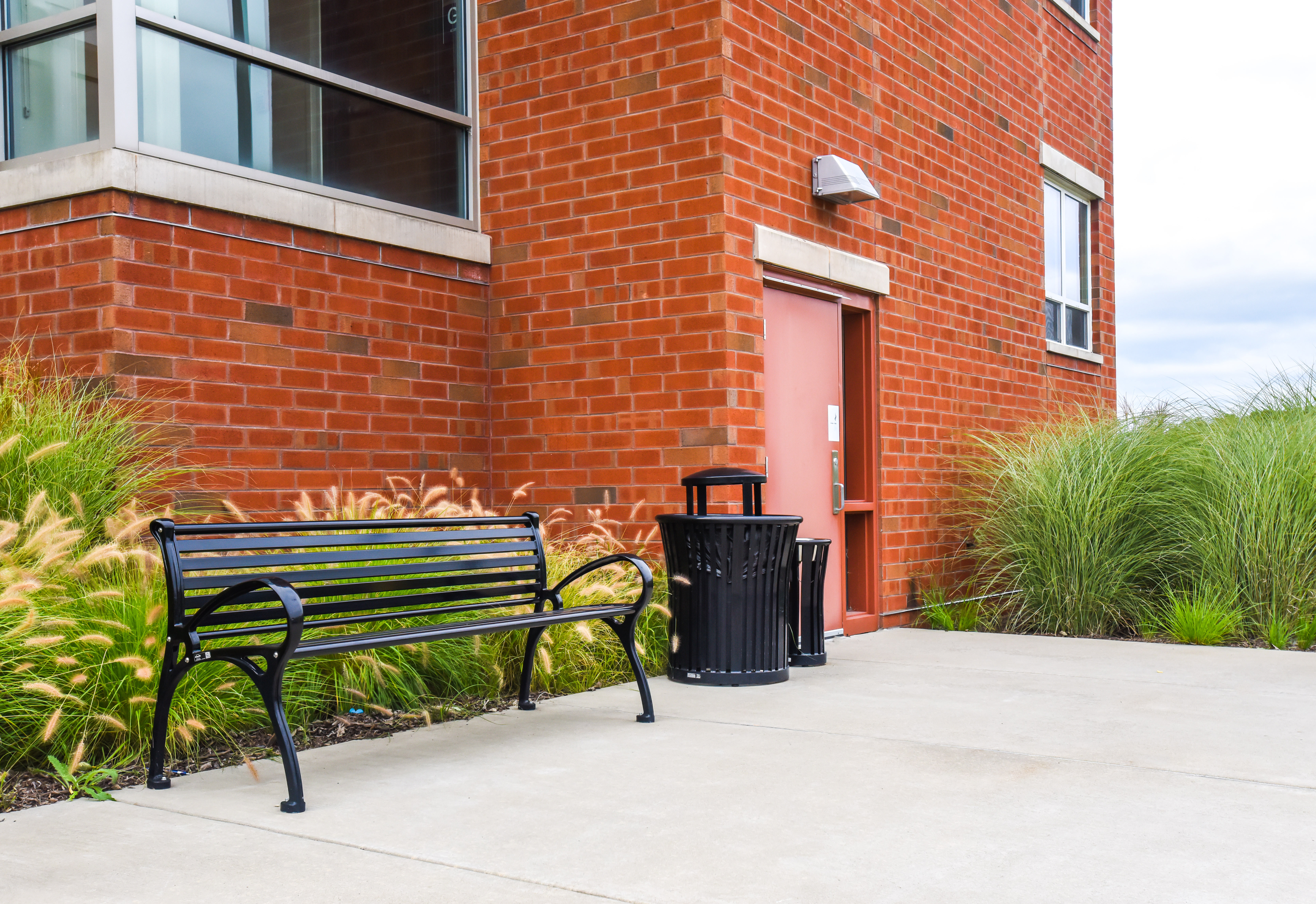 Schenley Bench With Back 6Ft Glossblack Harmony Litter Receptacle 32Gal Glossblack Clarionpa