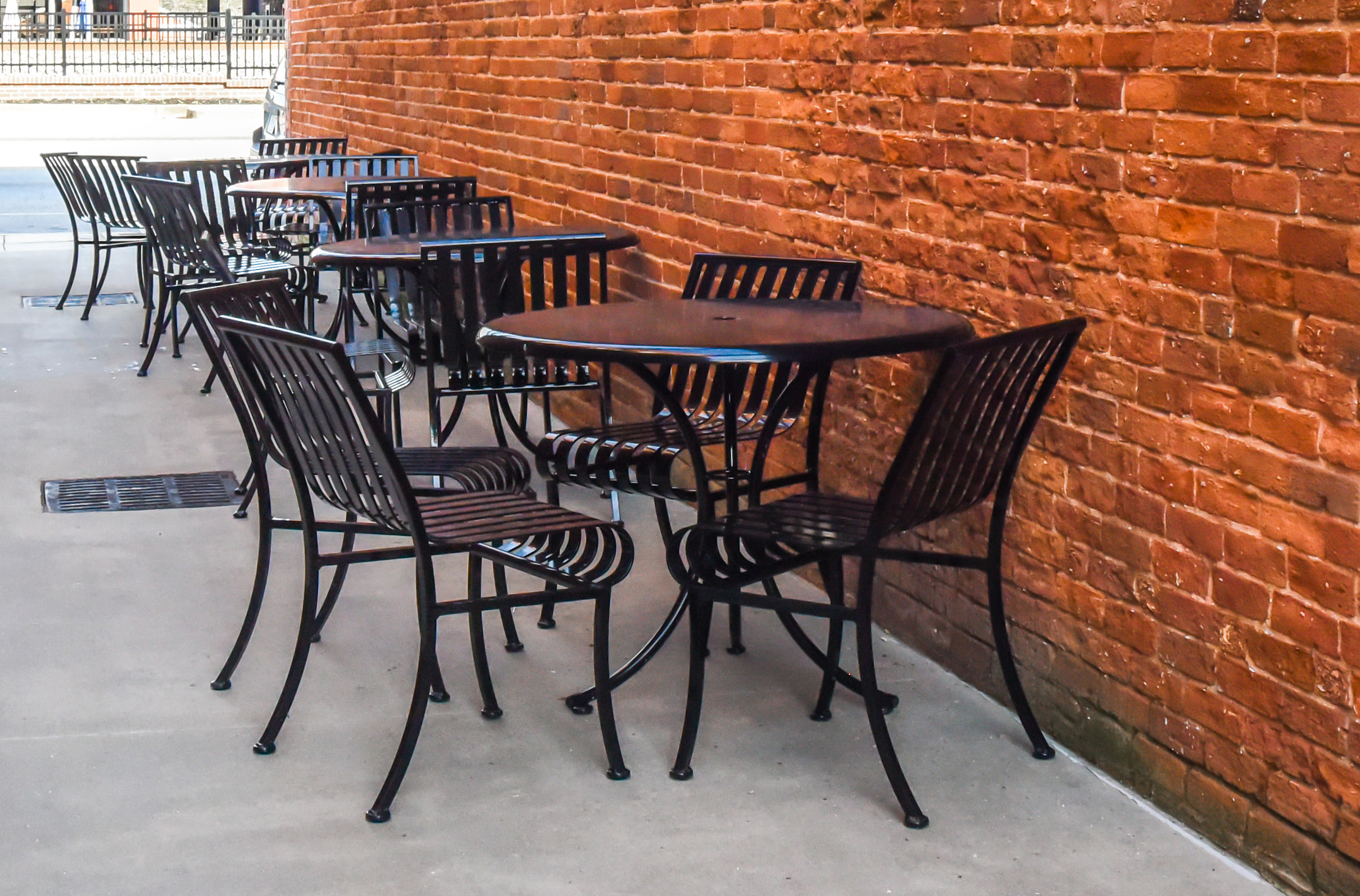 Courtyard Round Table Chairs Noarms Reading Litter Receptacle 32Gal Glossblack Municipal Streetscape Easleysc Chair