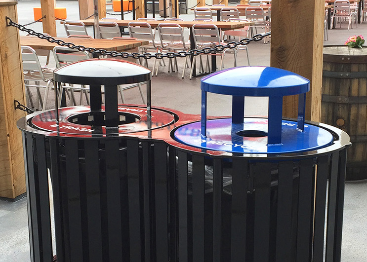 Feature Penn Dual Litter Recycle Receptacle Elevatedlid Glossblack Hospitality Restaurant Pittsburgh Lid Closeup