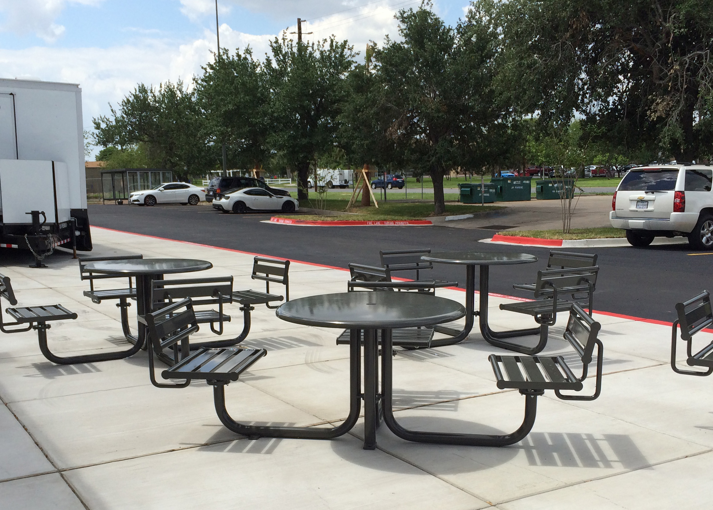 Penn Table Set Round With Back Glossblack ADA Corporate Mcallentx