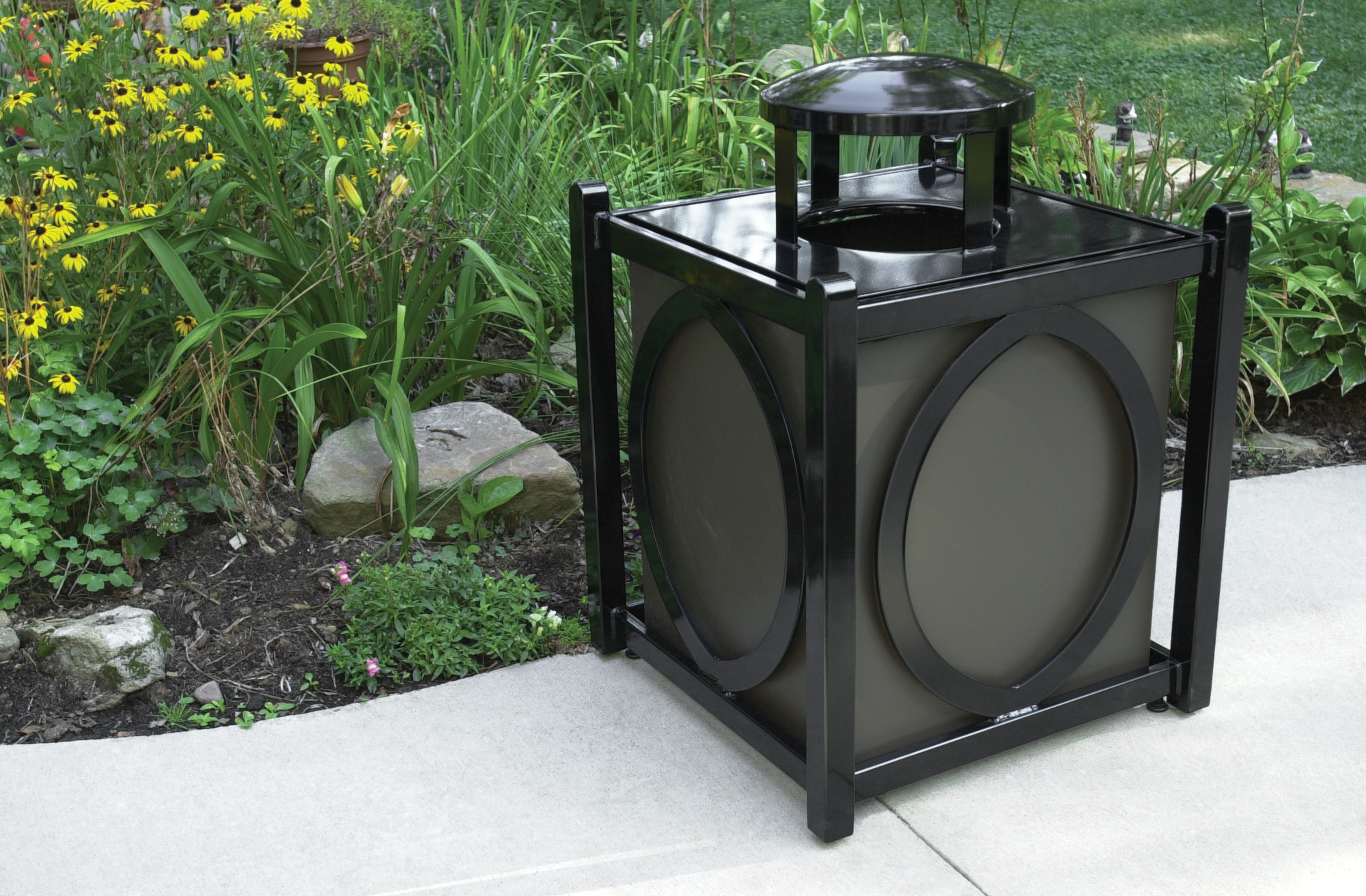 Yuma Litter Receptacle 32Gal Elevatedlid Glossblack Residential