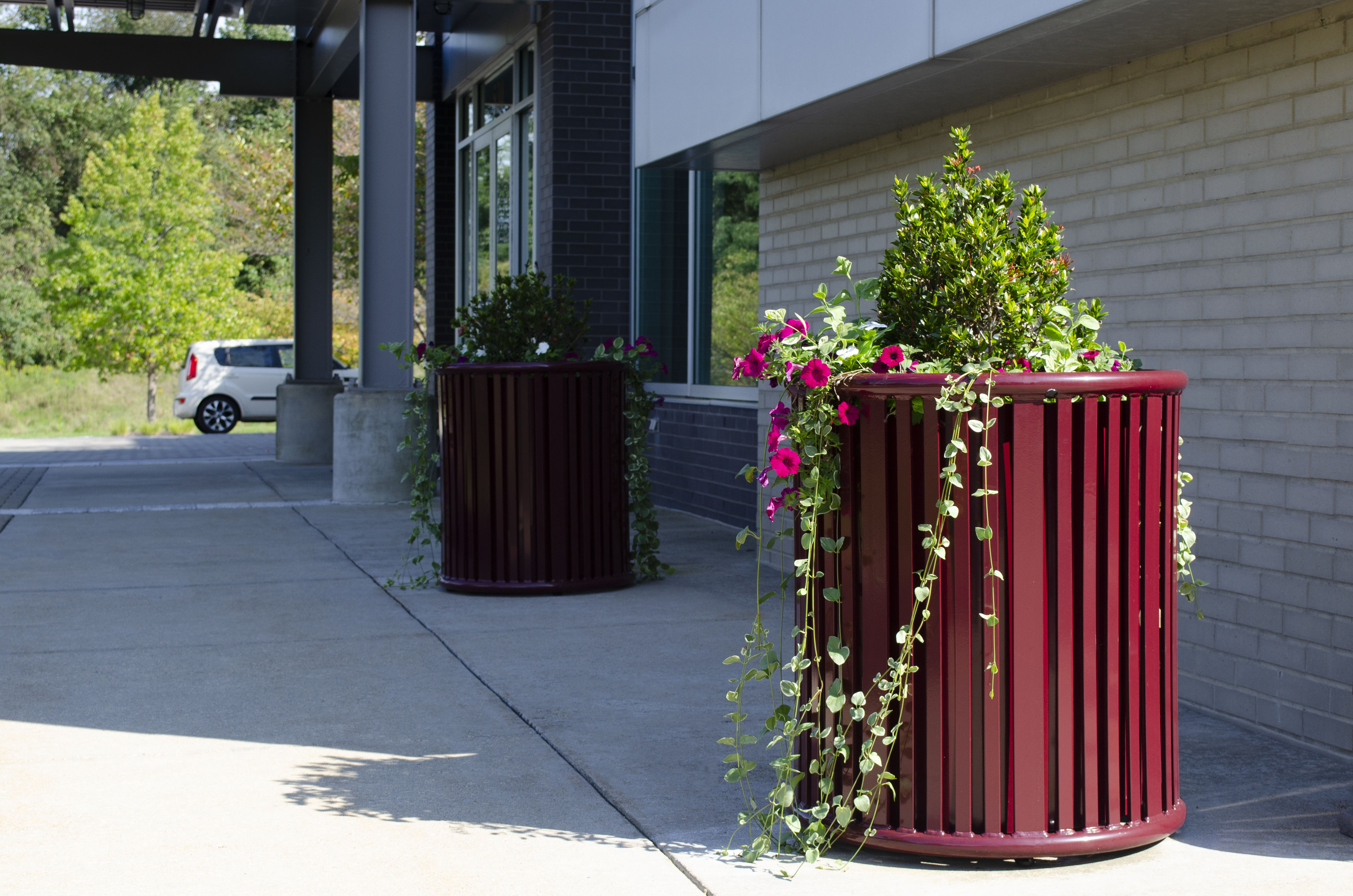 Feature Reading Planters 32Gal Burgundy Corporate Entrance Warrendalepa