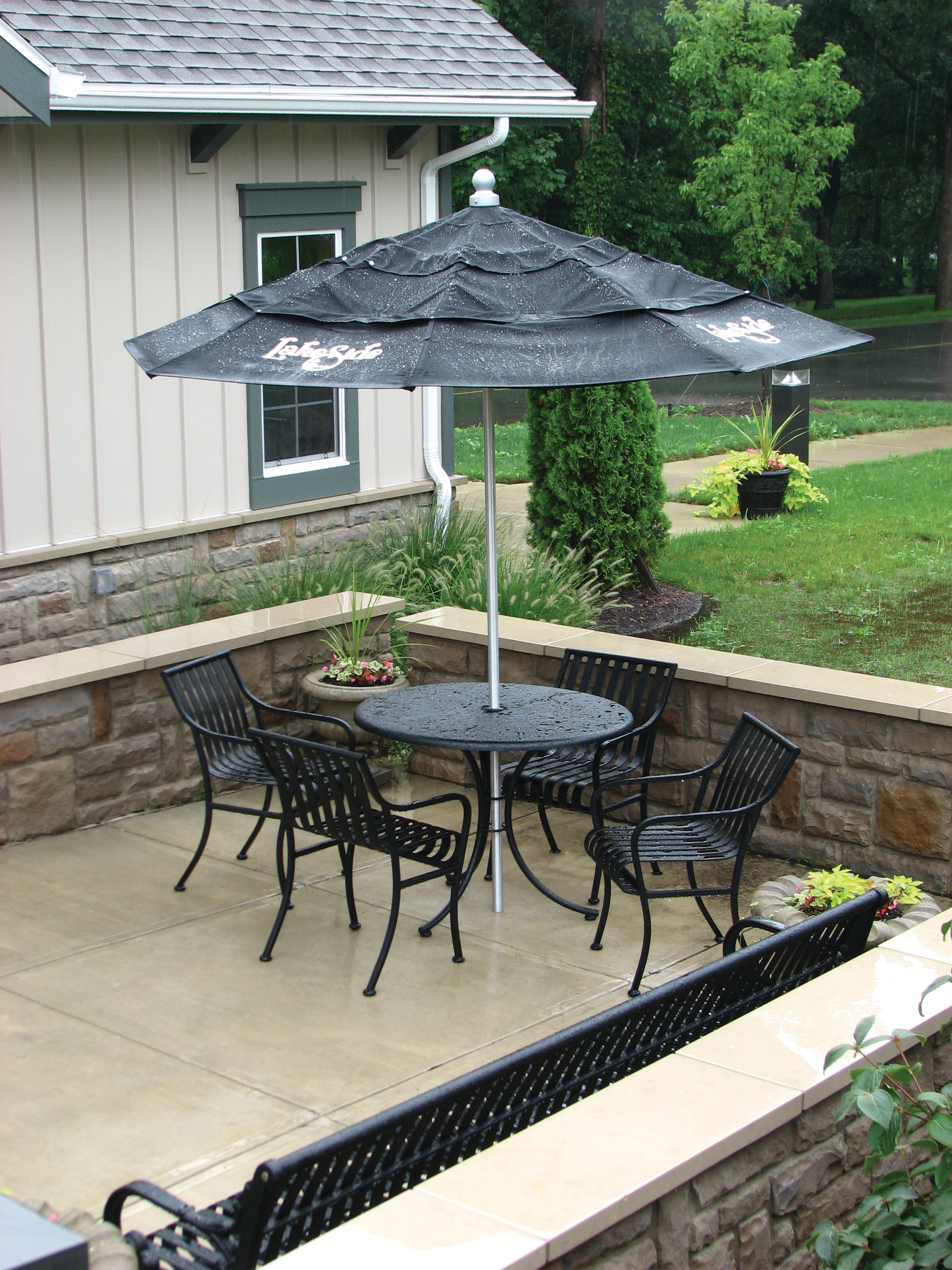 Courtyard Table Set Glossblack Umbrella Residential Lakesideoh