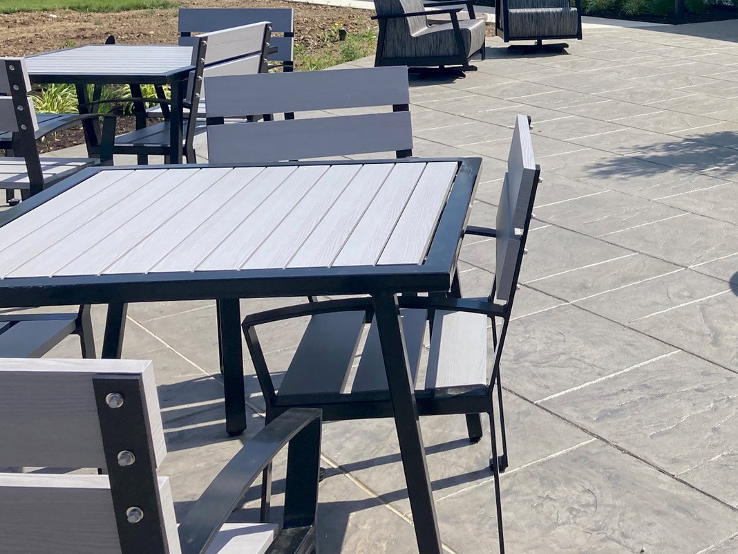 Everett Chair Glossblack Woodgrainaluminum Weatheredgray Corporate Fortwaynein