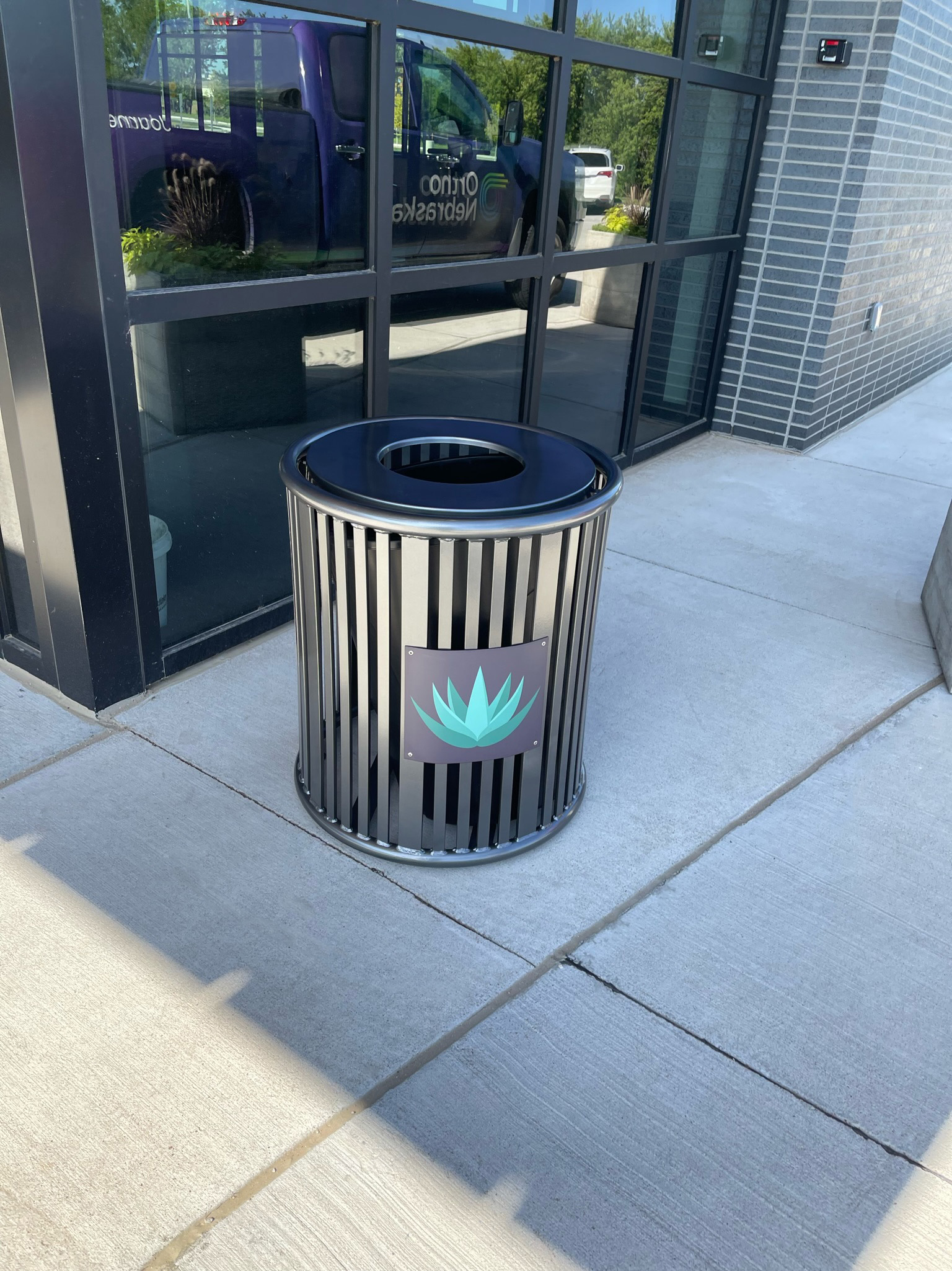 Reading 32 Gallon Litter Receptacle Keyshieldart Logo