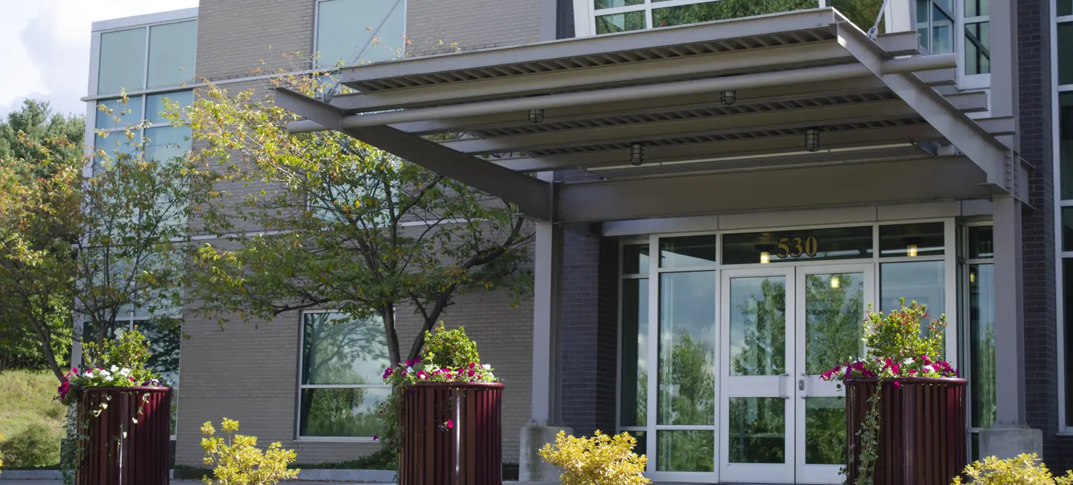 Reading Planter 32Gal Burgundy Corporate Entrance Warrendalepa