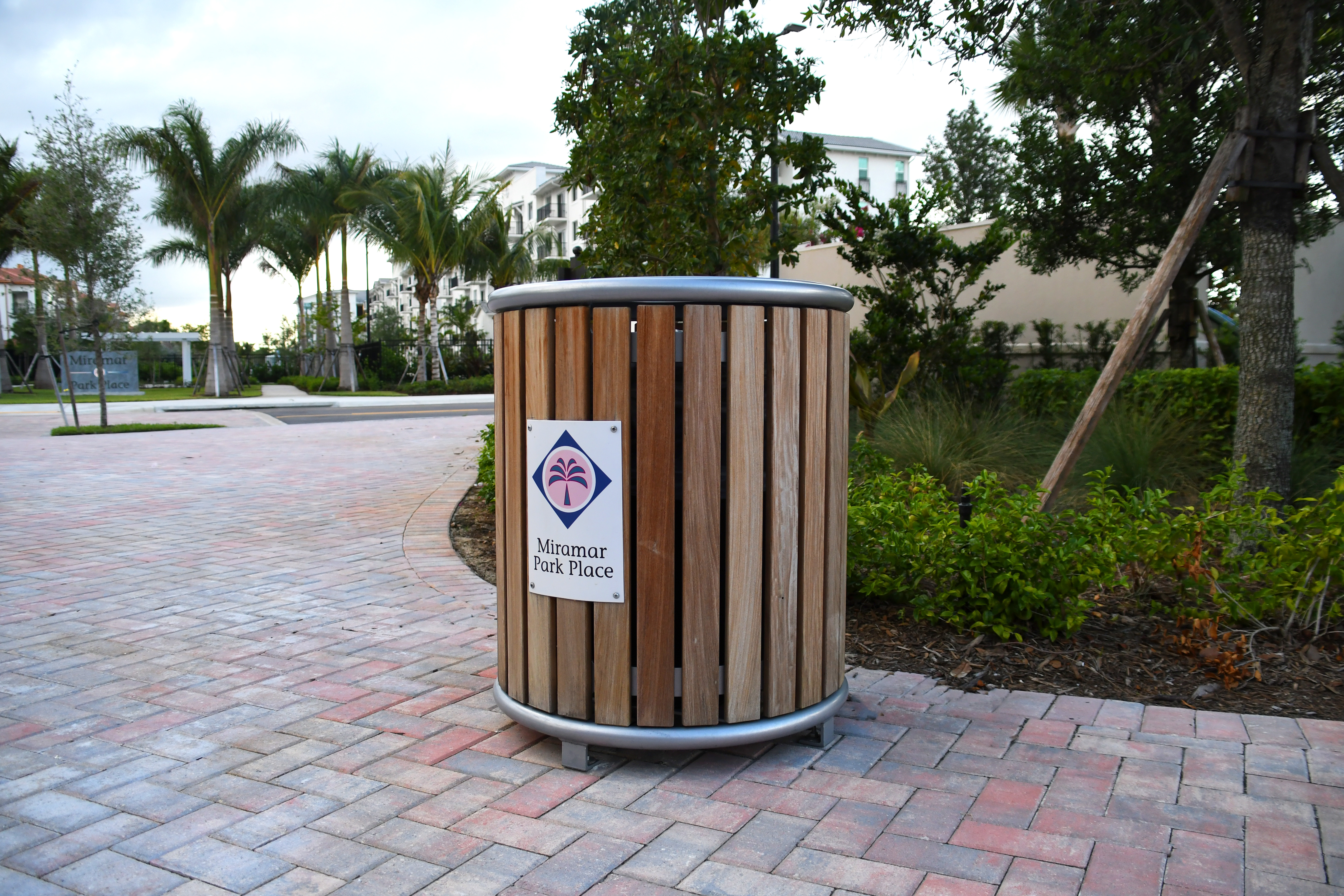 Reading 32 Gallon Litter Receptacle Wood Keyshieldart Logo