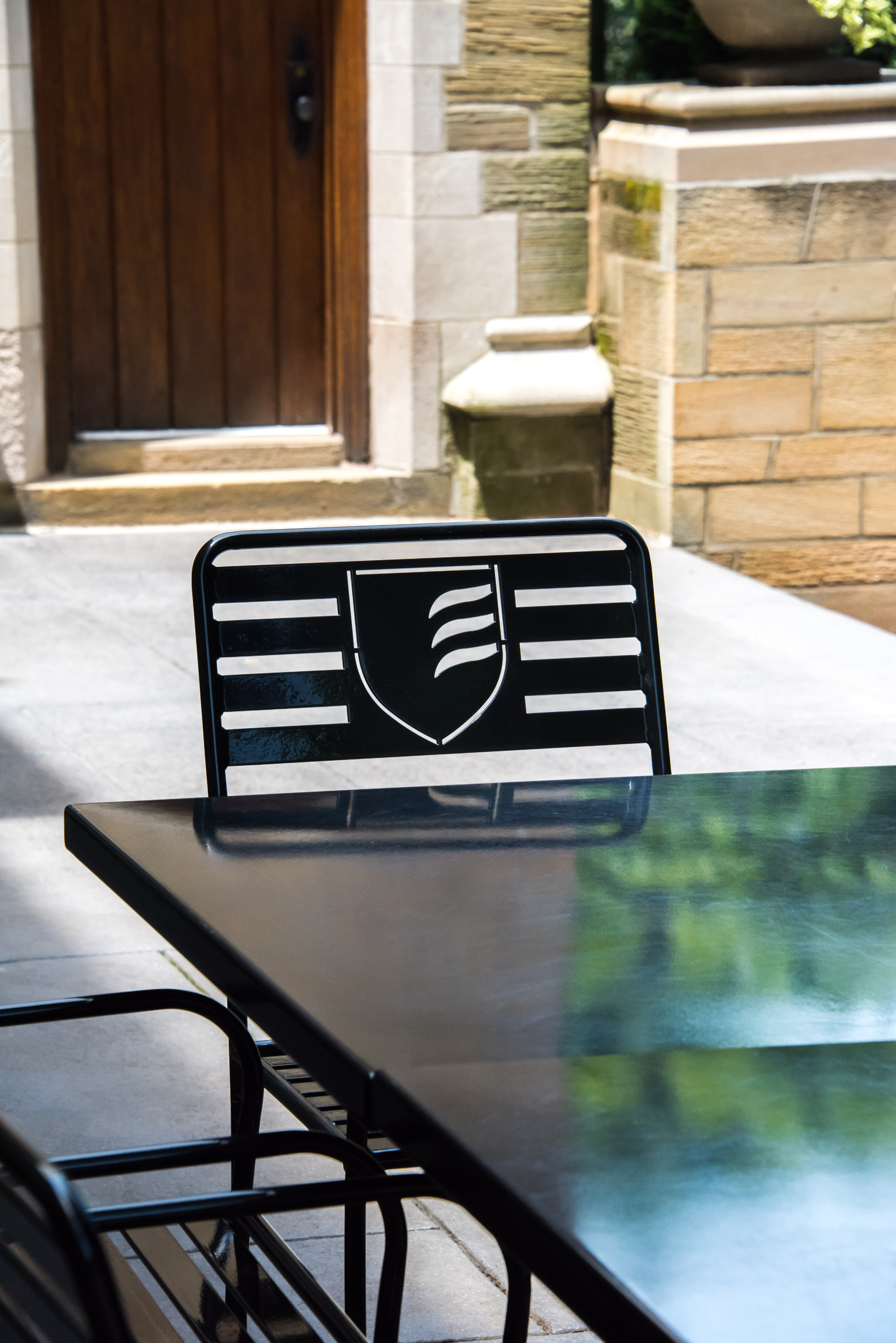 Sienna Chair Glossblack Lasercut Logo College